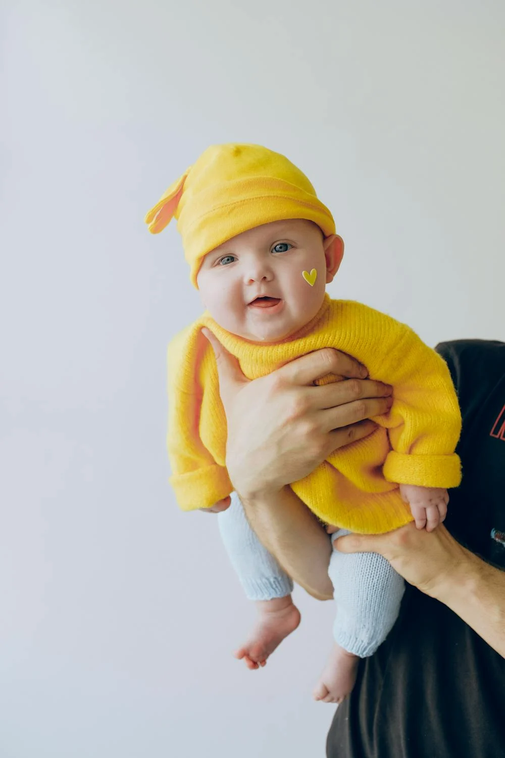 Bebé feliz con un gorro amarillo ⏐ Fuente: Pexels