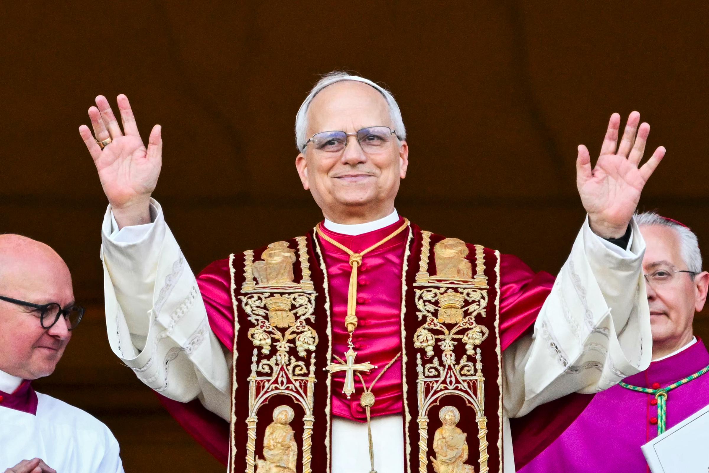 El papa León llegando al balcón central de la logia de la Basílica de San Pedro por primera vez, después de que los cardenales terminaran el cónclave en El Vaticano el 8 de mayo de 2025. | Fuente: Getty Images