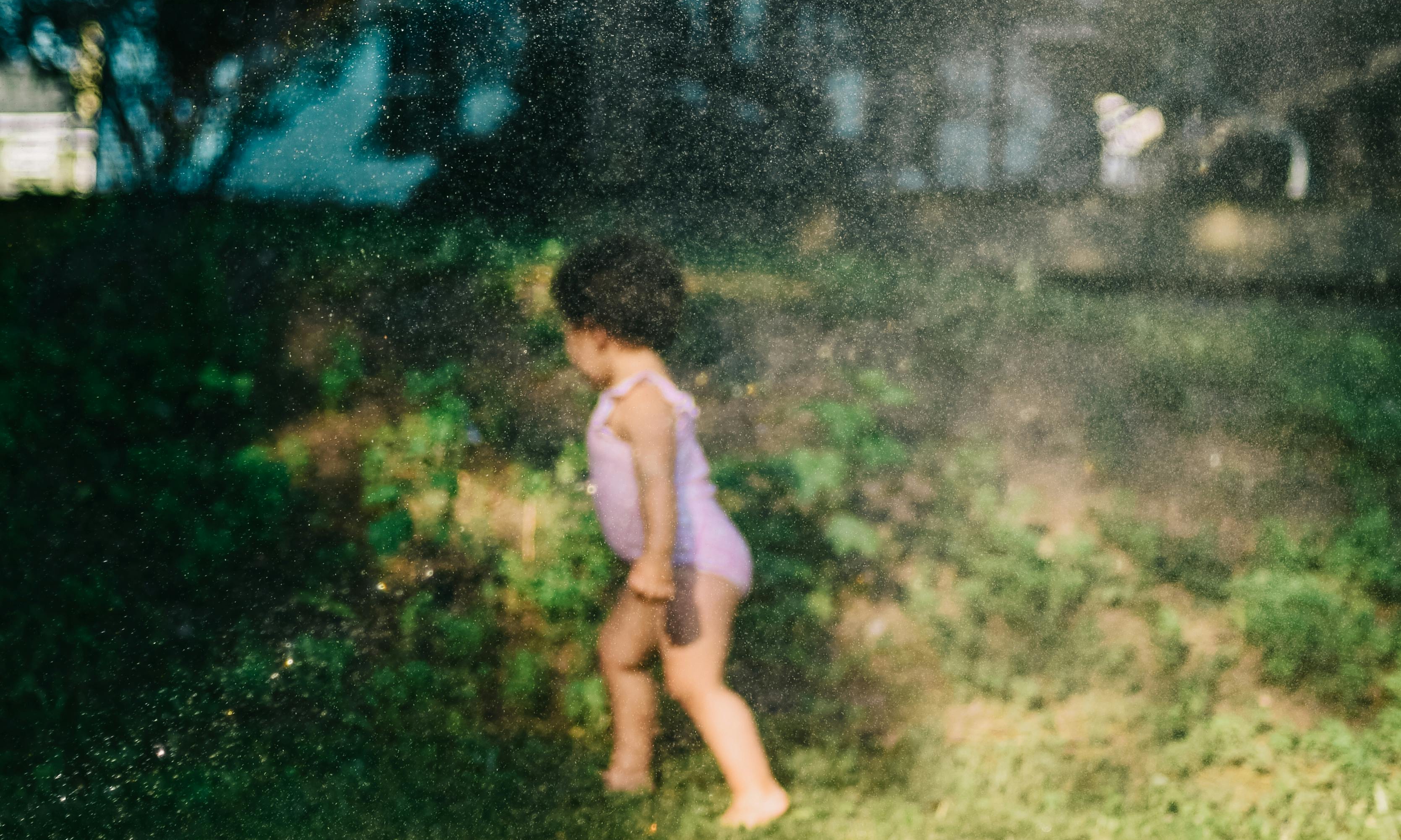 Foto de Helen de niña, jugando en un patio trasero | Fuente: Pexels