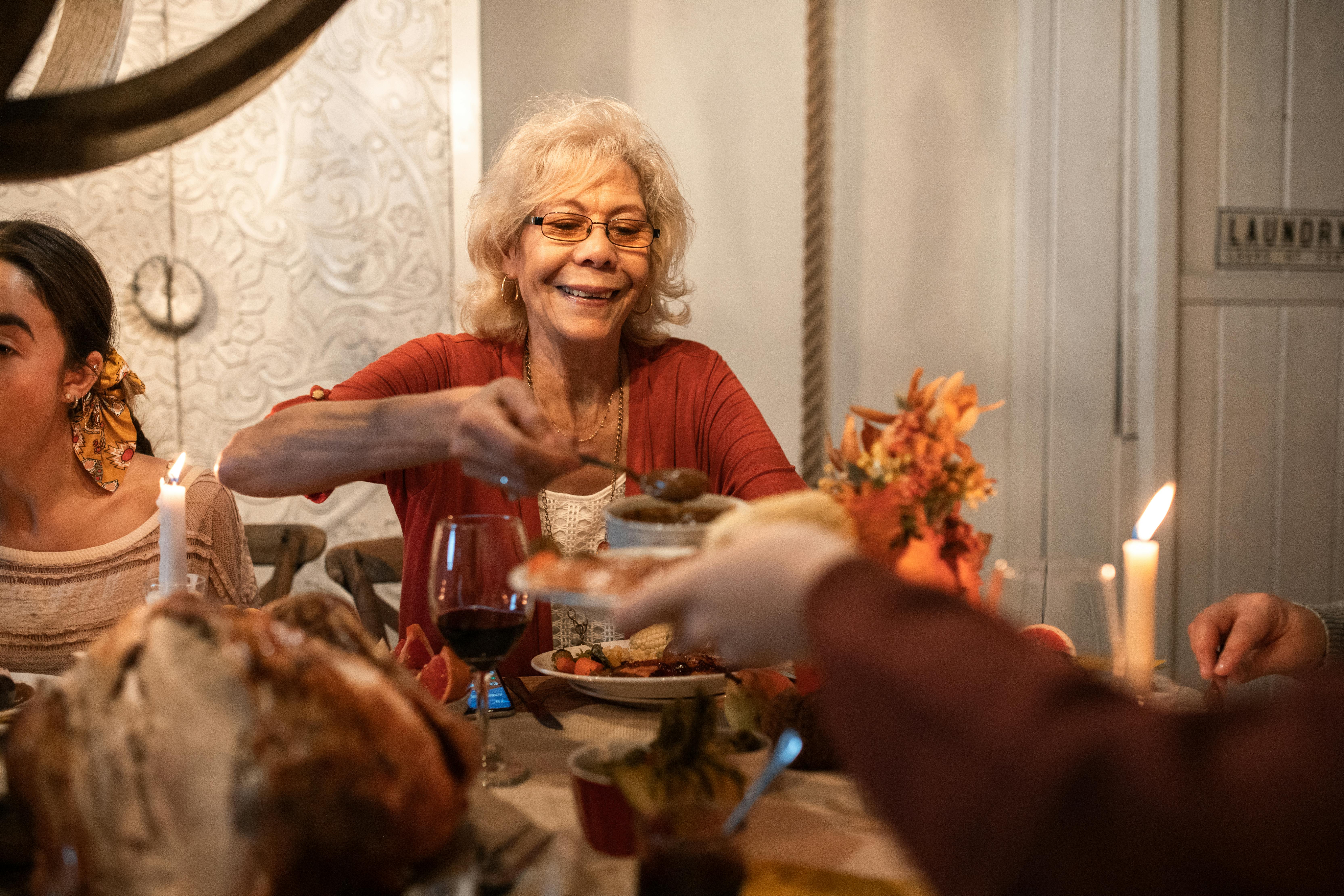 Una anciana sirviendo la cena en una mesa | Fuente: Pexels