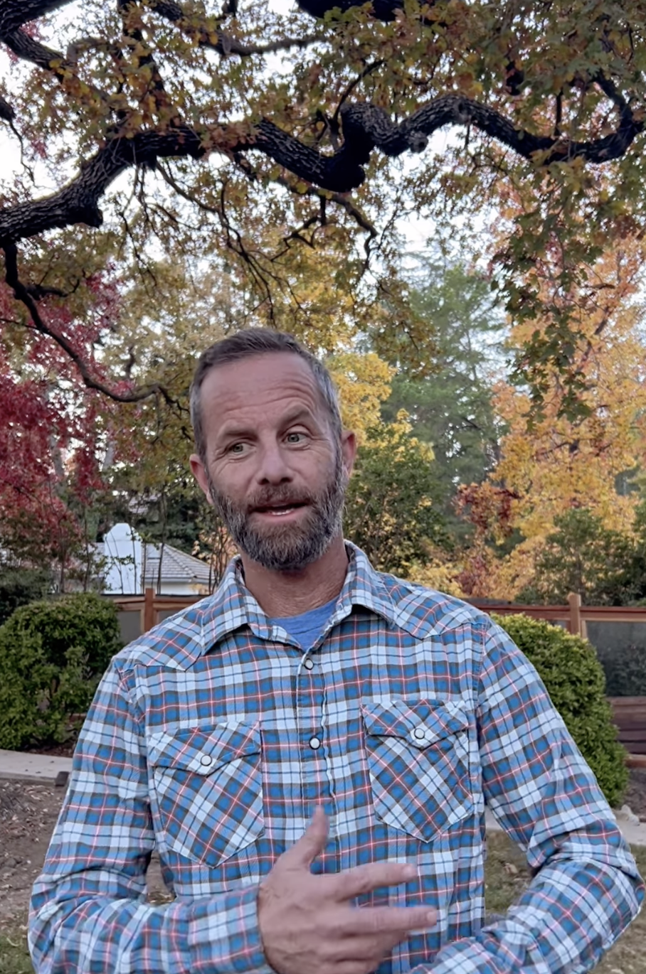 Una foto de Kirk Cameron tomada de un vídeo publicado el 26 de noviembre de 2024 | Fuente: Instagram/kirkcameronofficial /iheartchm