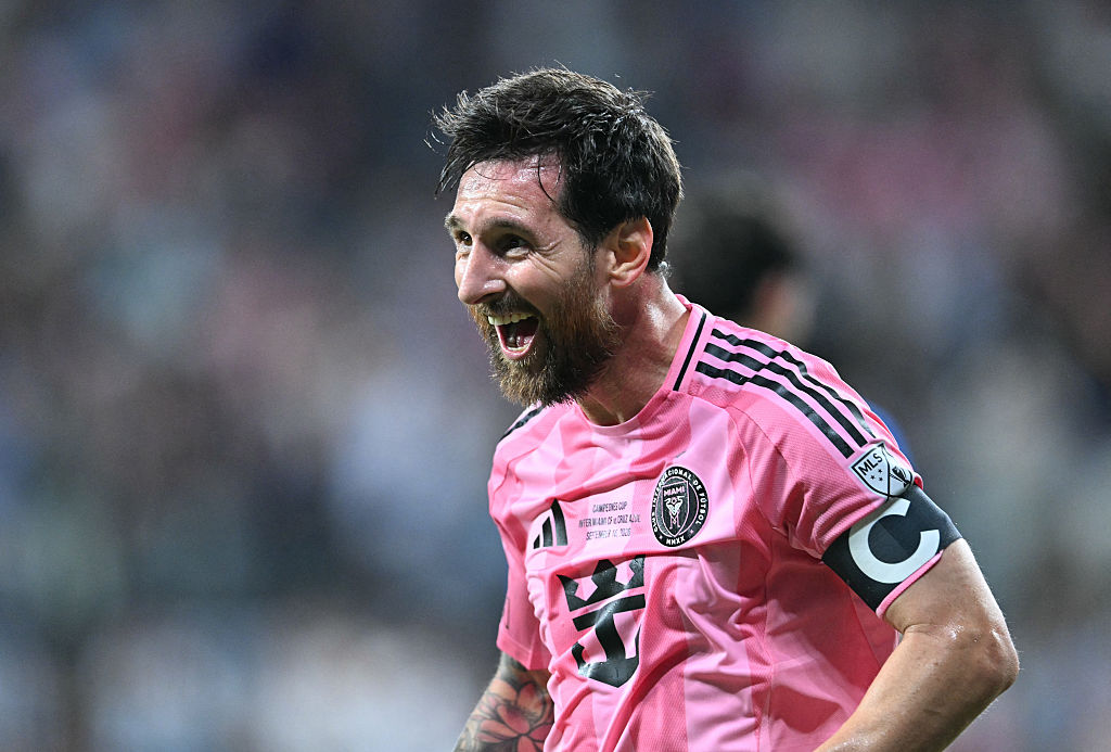 Lionel Messi celebra el primer gol de su equipo —el número 100 que marca con el club— durante la final de la Campeones Cup entre el Inter Miami CF y el Cruz Azul de México, disputada en el Nu Stadium de Miami, Florida, el 16 de septiembre de 2026. | Fuente: Getty Images