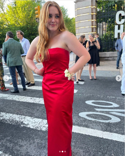 Rowan Henchy con el vestido rojo de tirantes de su madre de los Globos de Oro de 1998 para su baile de graduación en 2021 | Fuente: Instagram/brookeshields