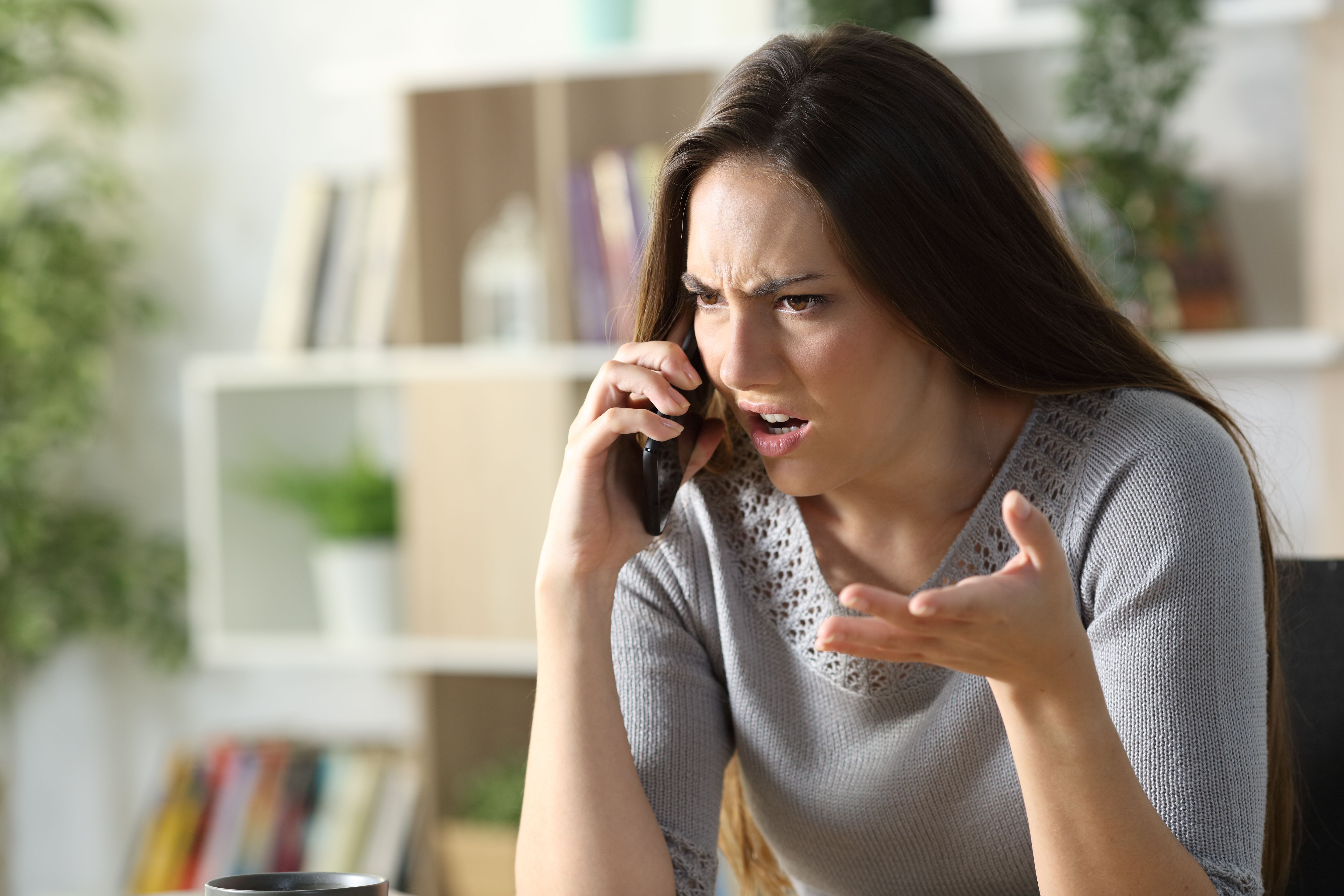 Mujer alterada al teléfono | Foto: Getty Images