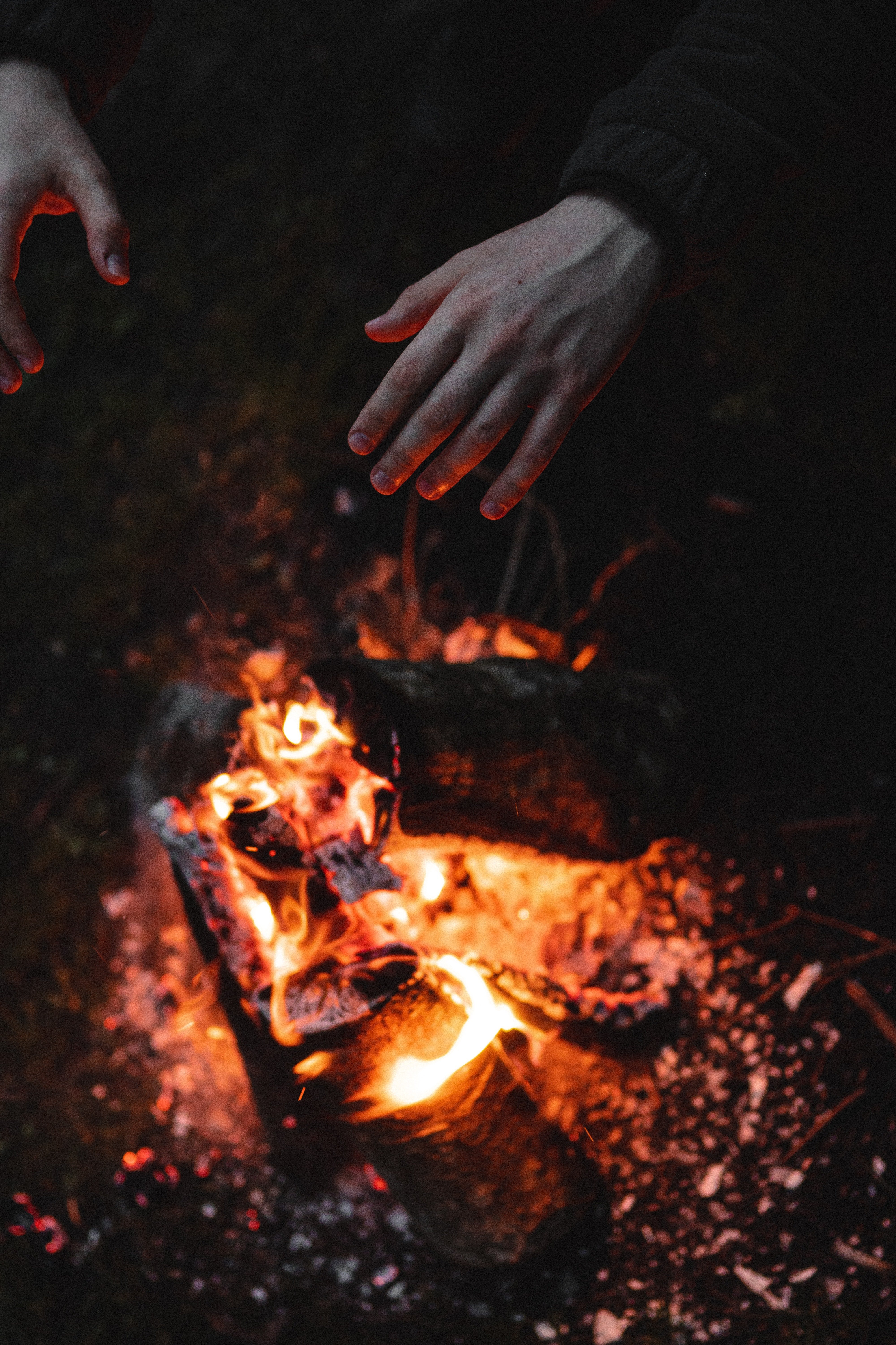 Persona con las manos en el fuego. | Foto: Pexels