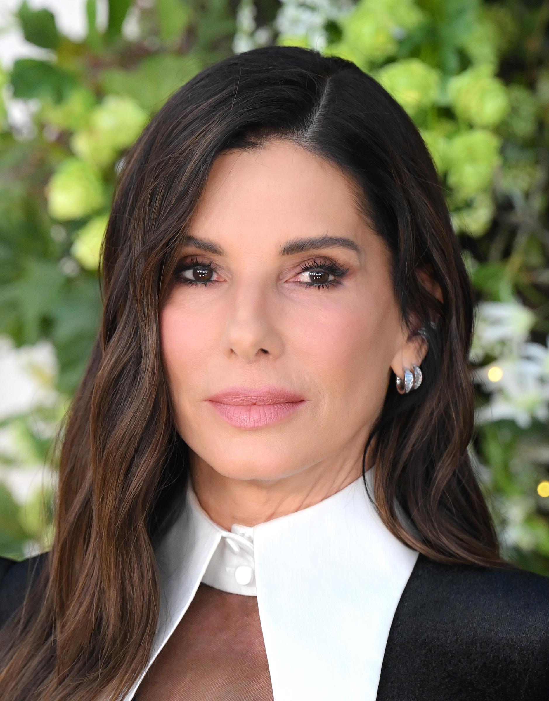 Sandra Bullock y Nicole Kidman acapararon todas las miradas con sus looks de brujas. Para esta aparición, Sandra Bullock asistió al estreno de "Practical Magic 2" en Directors Village el 31 de agosto de 2026, en Los Ángeles, California. | Fuente: Getty Images