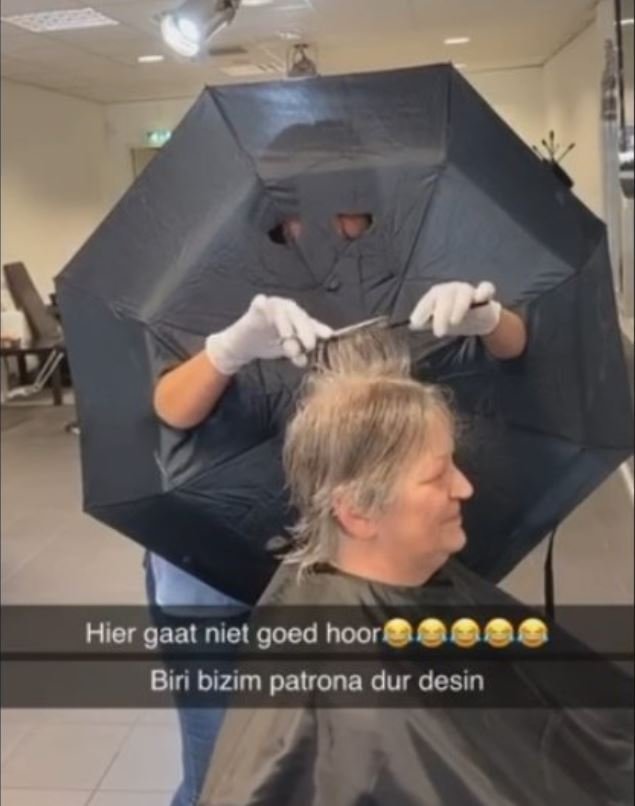 Una peluquera holandesa se protegió con un paraguas para seguir trabajando durante la pandemia. | Foto: Facebook/Bella Rosa