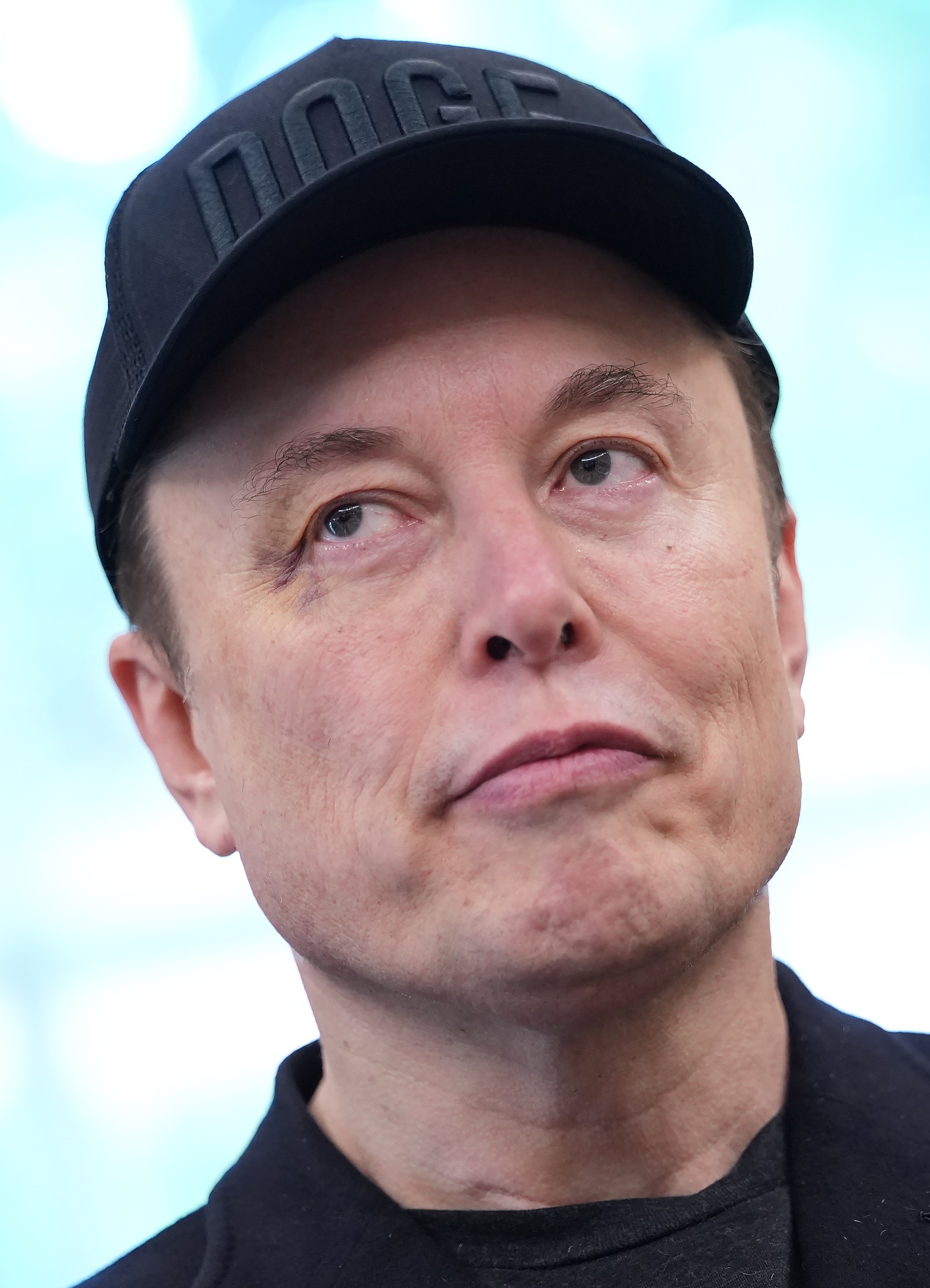 El acto de despedida, destinado a destacar las contribuciones de Musk a la reforma federal, alimentó en cambio las conversaciones en Internet sobre su misteriosa lesión.