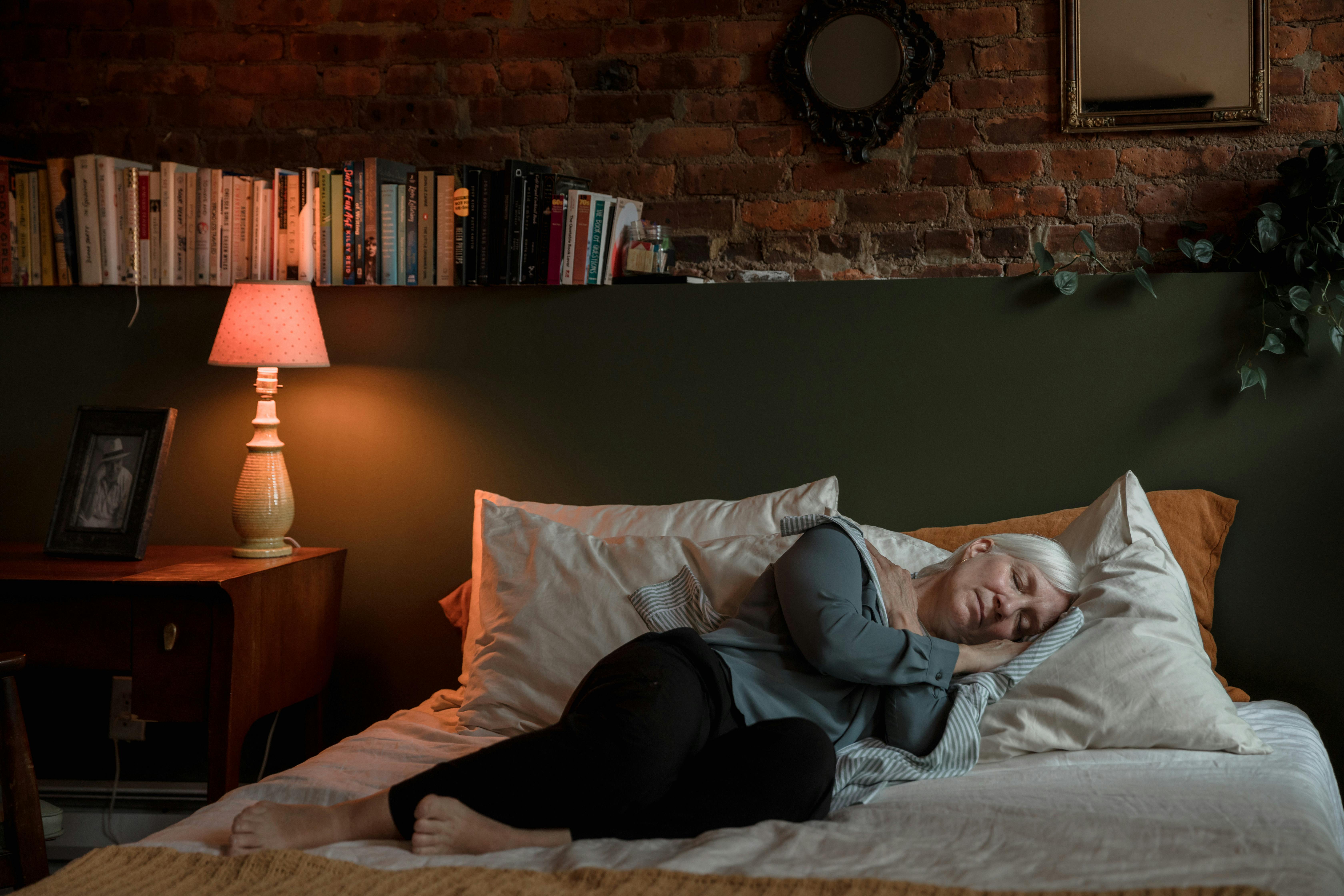 Abuela descansando en la cama, con aspecto más cansado y frágil que antes | Fuente: Pexels