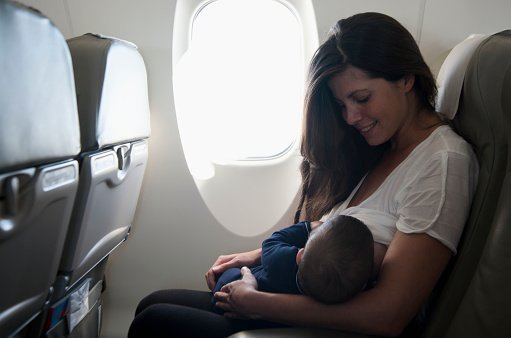 Madre amamante bebé en avión. | Fuente: Getty Images