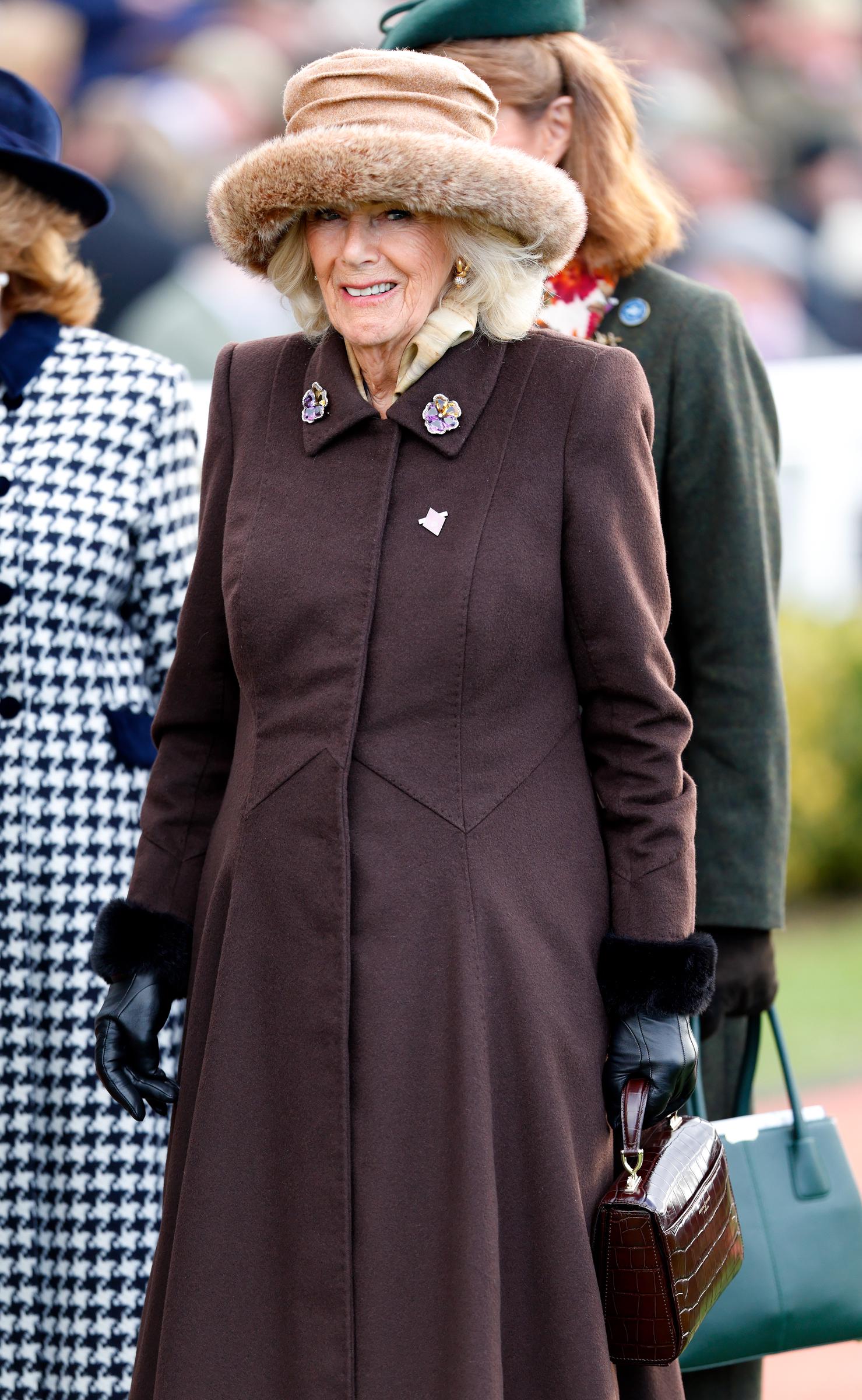 La reina Camilla asiste al día 2 "Style Wednesday" del Festival de Cheltenham en el Hipódromo de Cheltenham el 12 de marzo de 2025, en Londres, Inglaterra. | Fuente: Getty Images