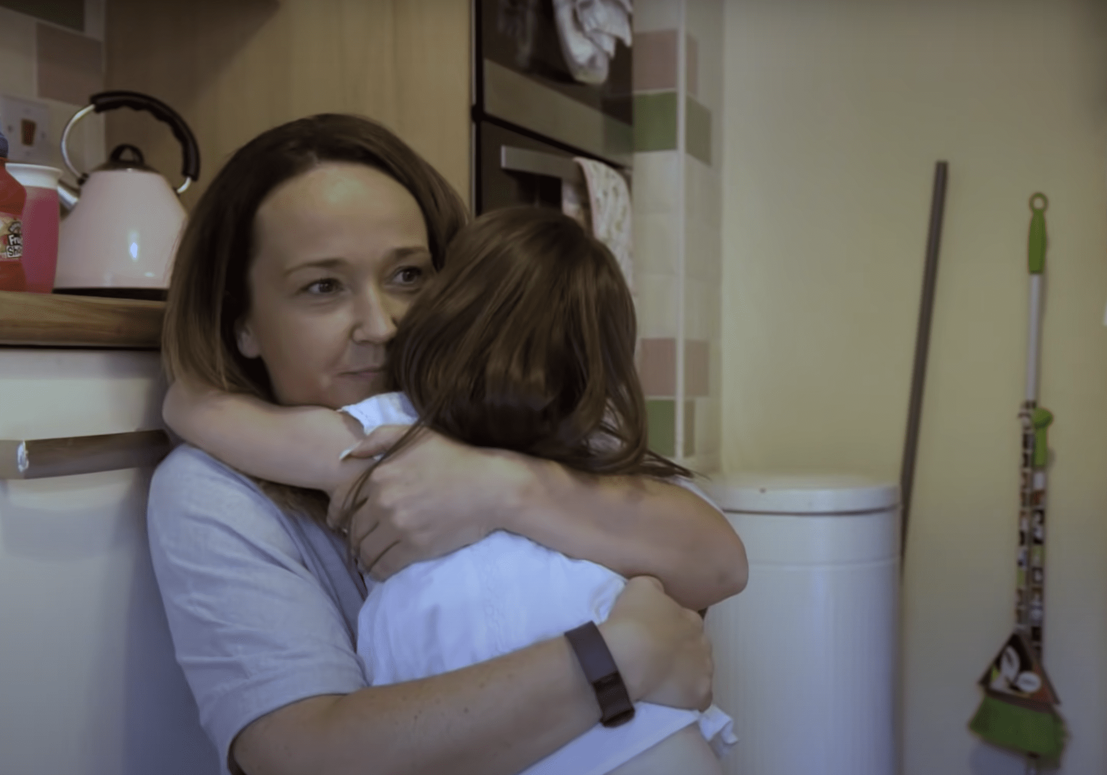 Jodi Parry abrazando a su hija. | Foto: youtube.com/BBC Three