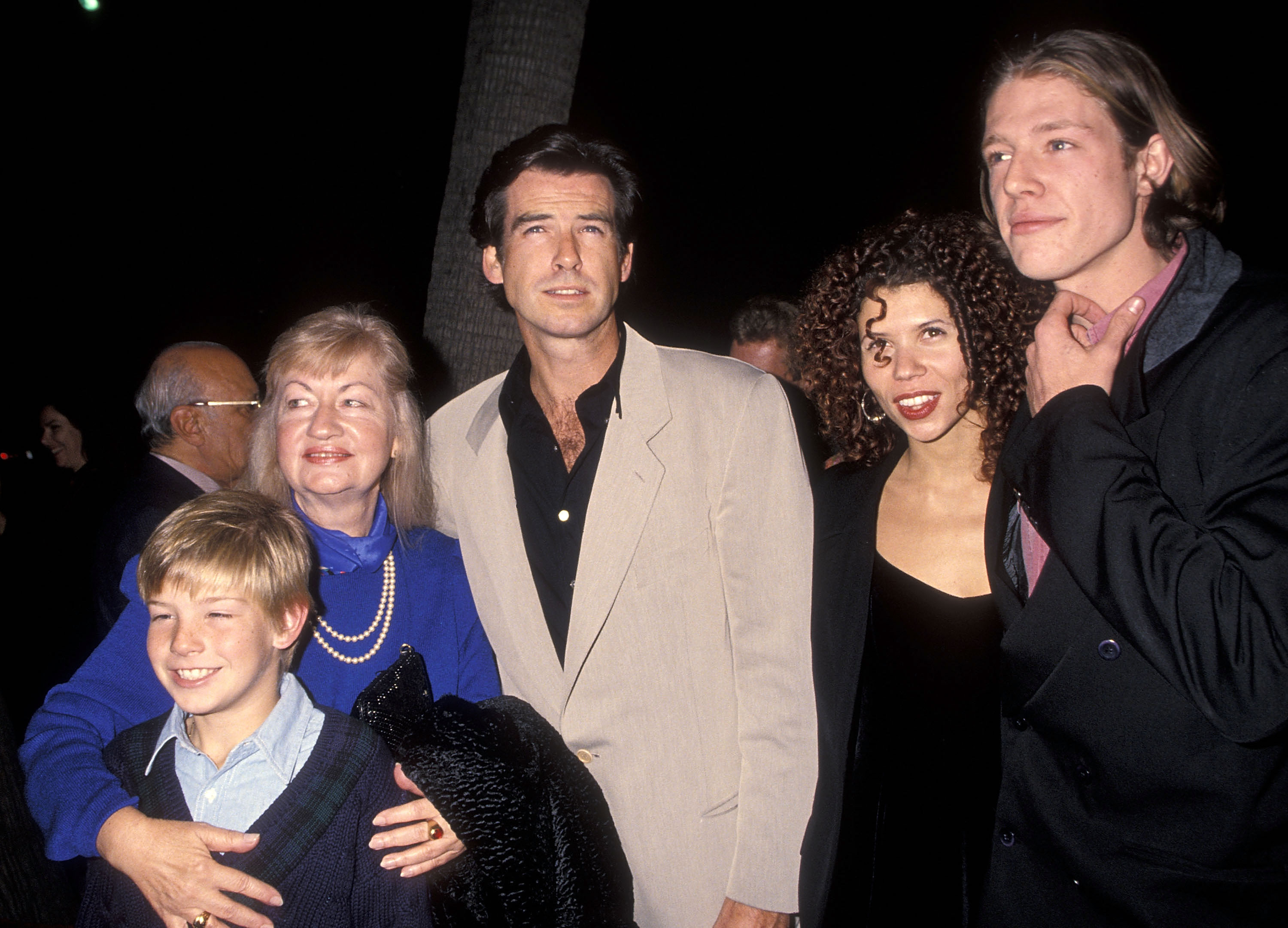 Pierce Brosnan, Christopher Brosnan y Sean Brosnan en el estreno de "Señora Doubtfire" el 22 de noviembre de 1993, en Beverly Hills, California. | Fuente: Getty Images