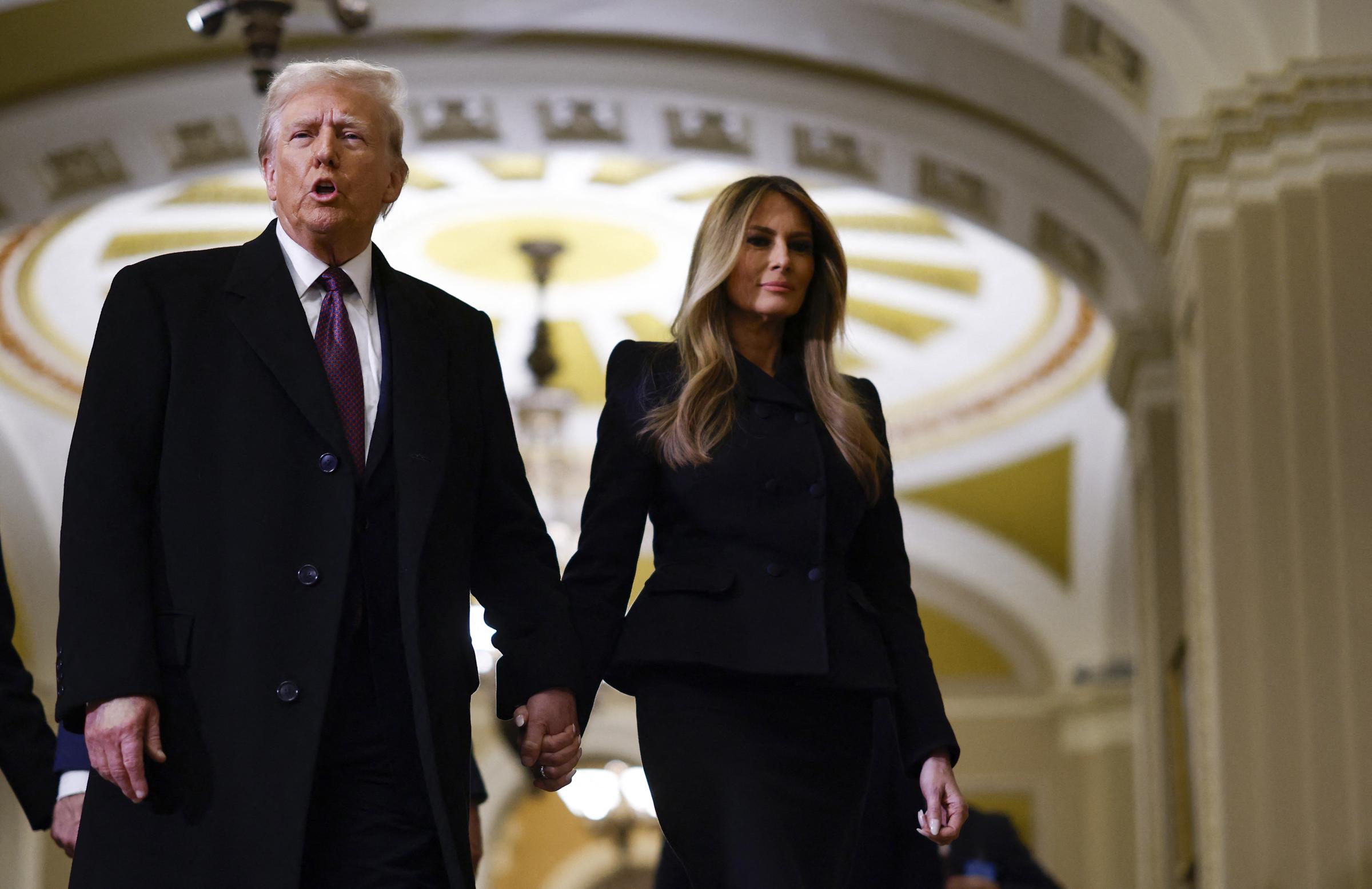 Donald y Melania Trump presentan sus respetos ante el féretro envuelto en la bandera del ex presidente Jimmy Carter en la Rotonda del Capitolio de EE.UU. en Washington, DC, el 8 de enero de 2025. | Fuente: Getty Images