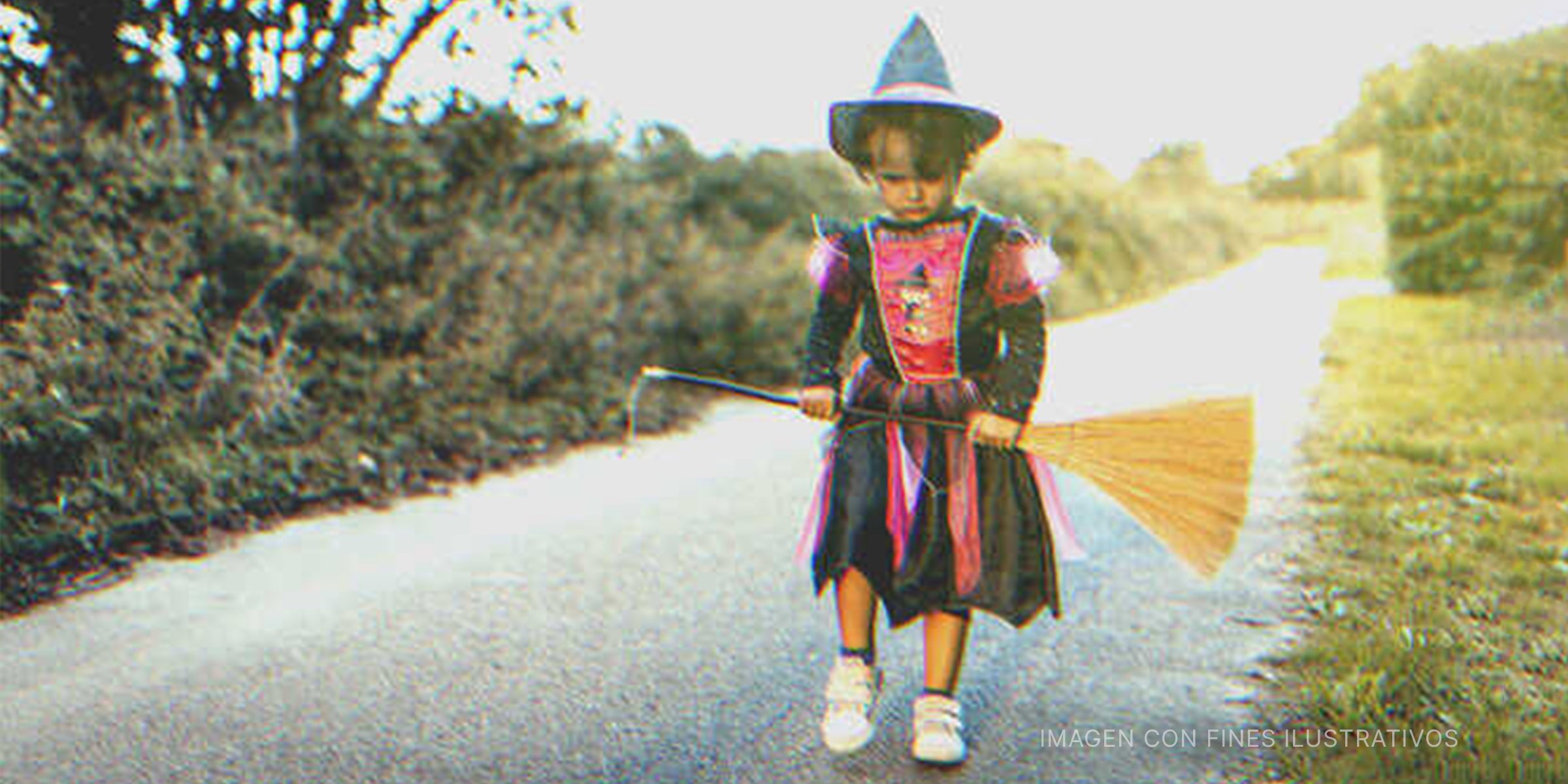 Niña vestida con un disfraz de bruja de Halloween | Foto: Getty Images