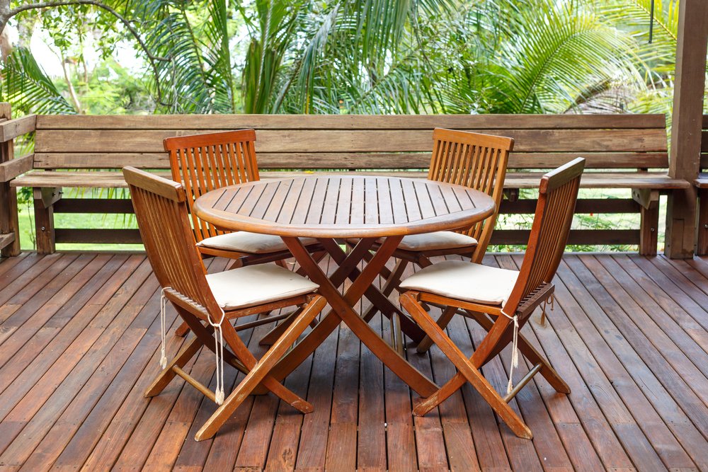 Muebles de madera en una terraza. | Fuente: Shutterstock