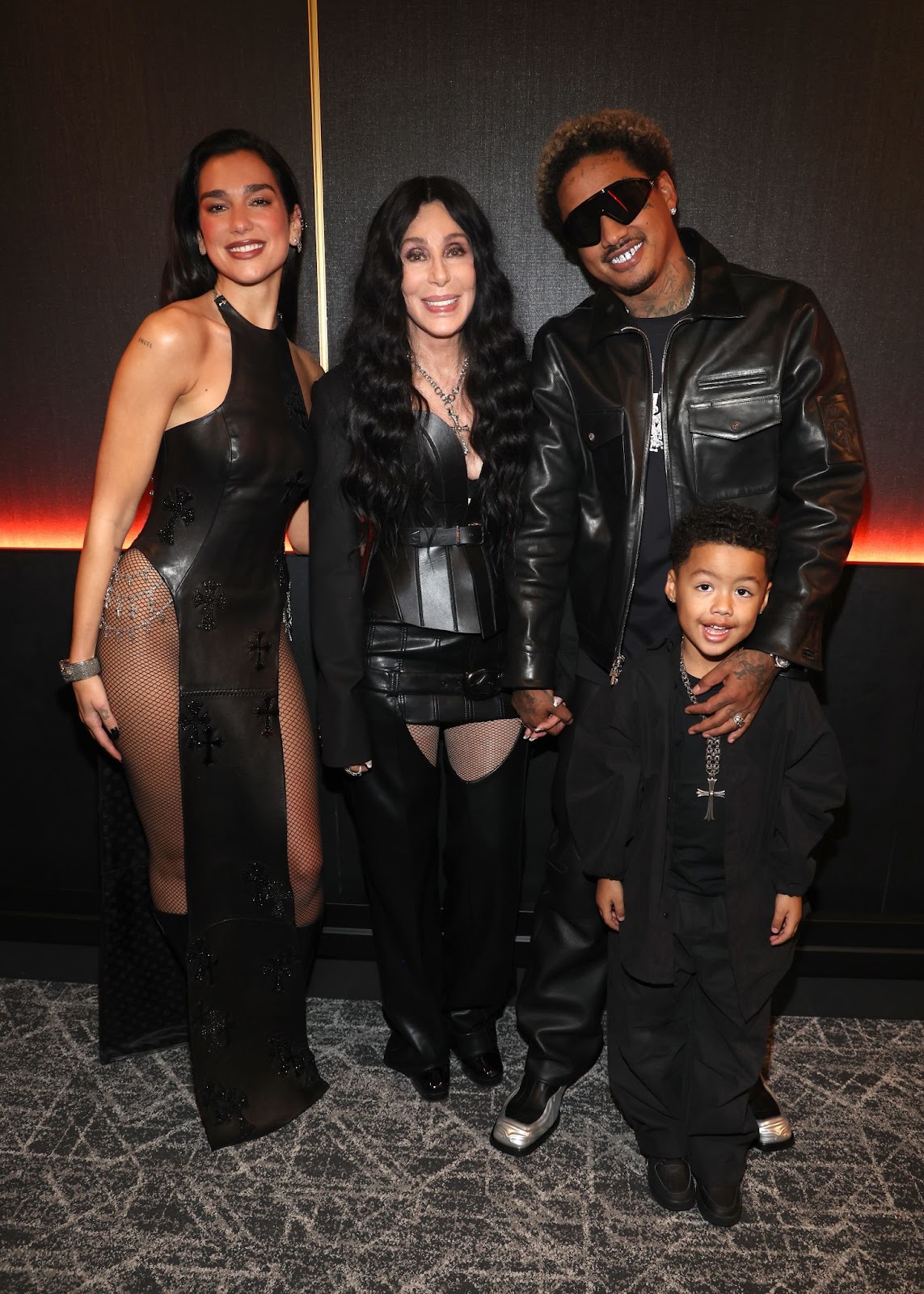 Dua Lipa, Cher, Alexander "AE", y Slash Electric Alexander Edwards entre bastidores en la Ceremonia de Inducción al Salón de la Fama del Rock & Roll 2024 el 19 de octubre en Cleveland, Ohio | Fuente: Getty Images