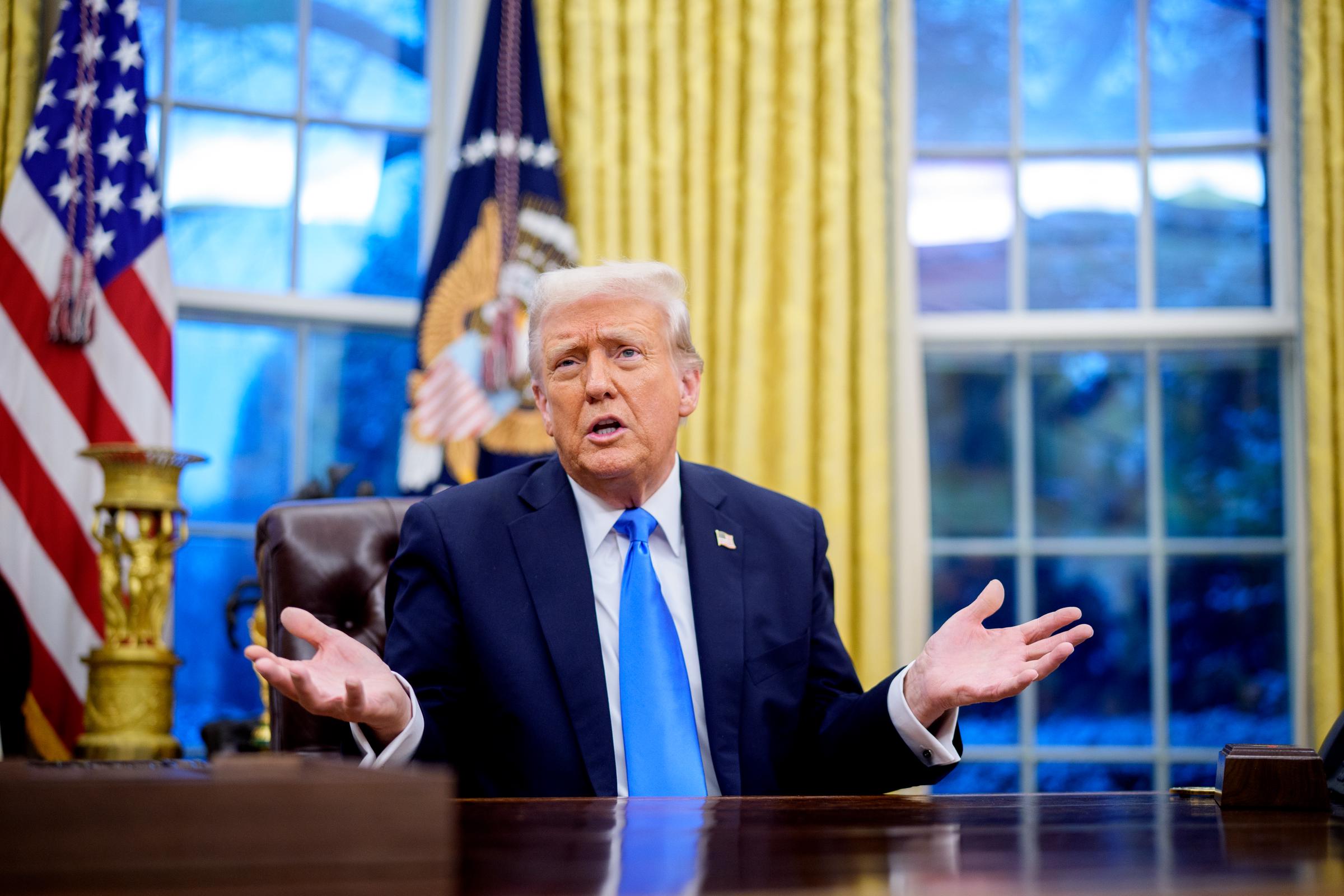 Donald Trump durante la firma de una orden ejecutiva en el Despacho Oval de Washington, D.C., el 11 de febrero de 2025. | Fuente: Getty Images