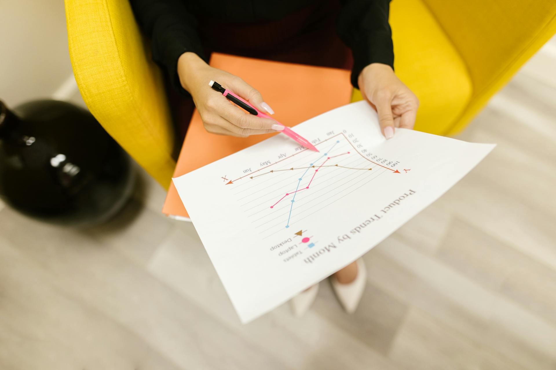 Una mujer sostiene un documento en el trabajo | Fuente: Pexels