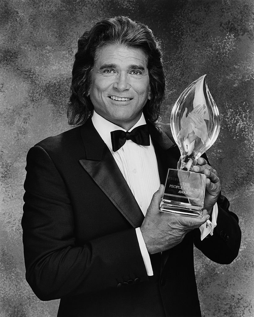 Michael Landon posa con el premio People's Choice Award en 1989 en Beverly Hills | Foto: Getty Images