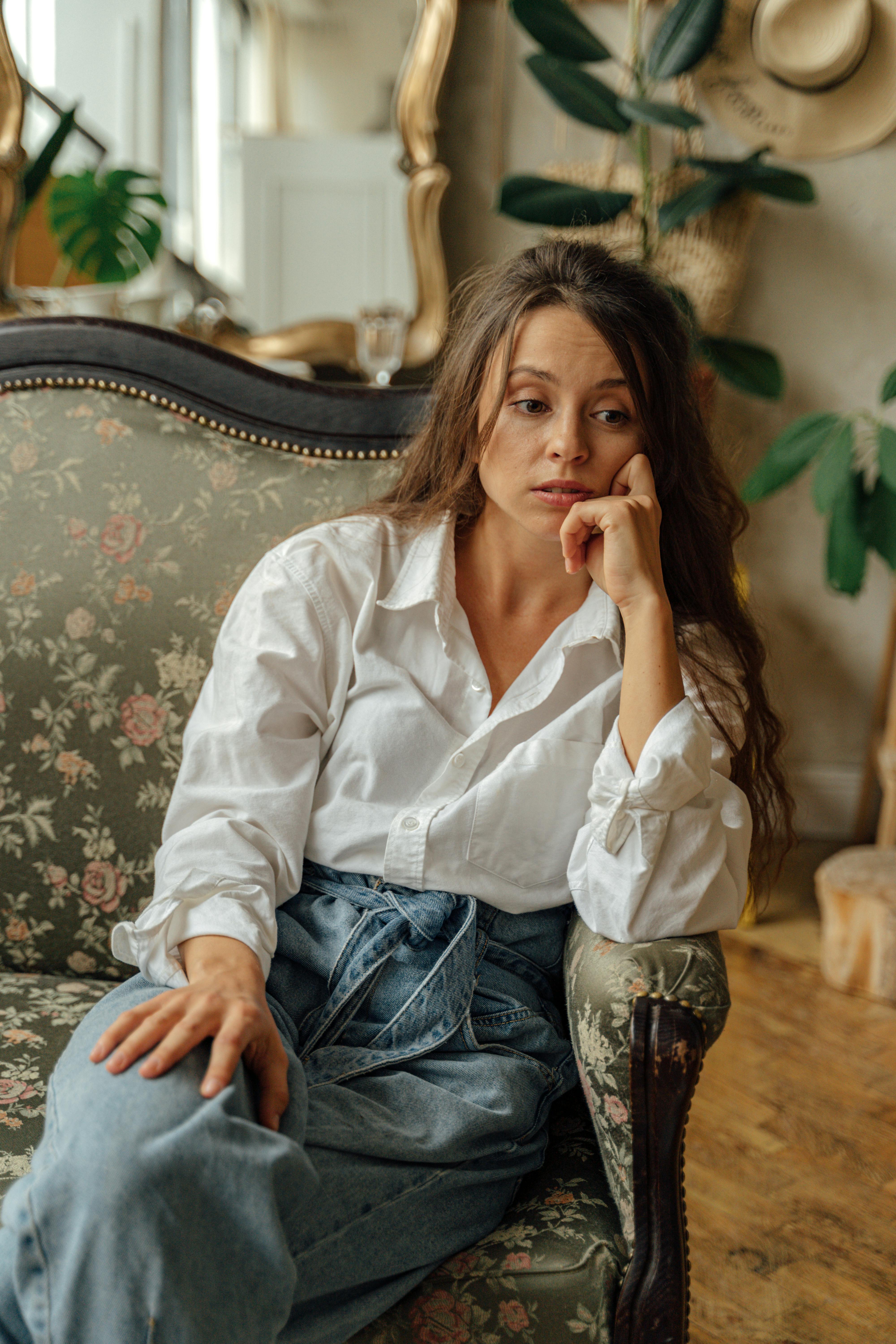 Una mujer sentada en un sofá | Fuente: Pexels
