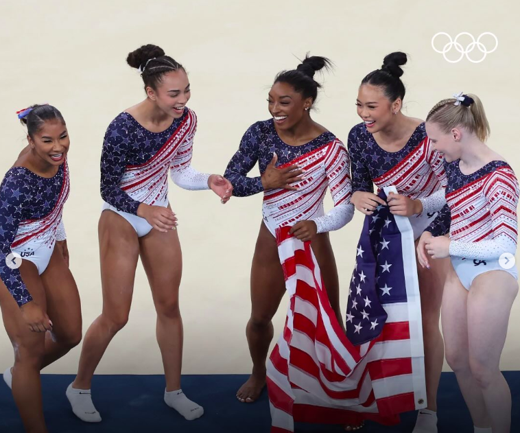 El equipo de gimnastas femeninas de EE.UU. compitiendo en los Juegos Olímpicos de París de este año, publicado el 30 de julio de 2024 | Fuente: Instagram/olympics y usagym