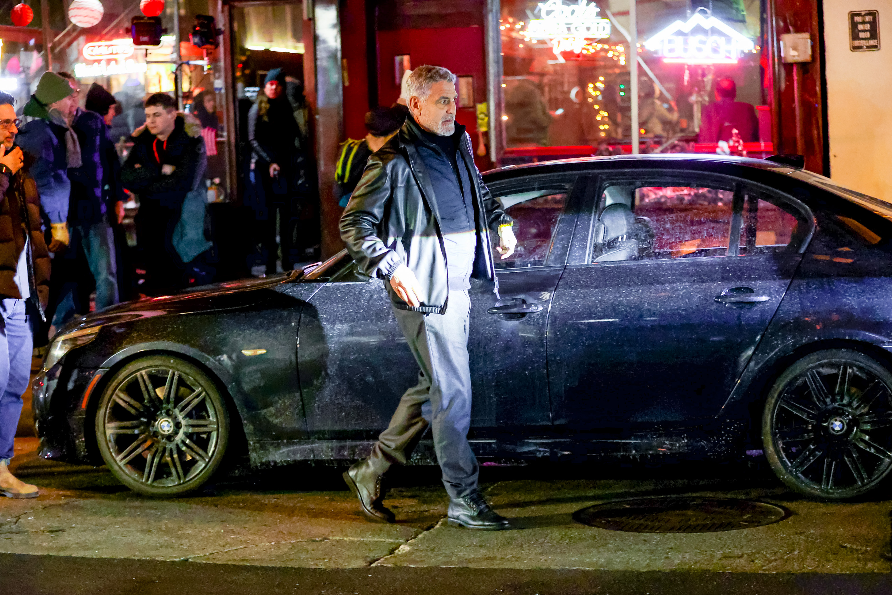 George Clooney en el set de rodaje de la película "Wolves" en Queens, el 25 de enero de 2023, en Nueva York. | Foto: Getty Images