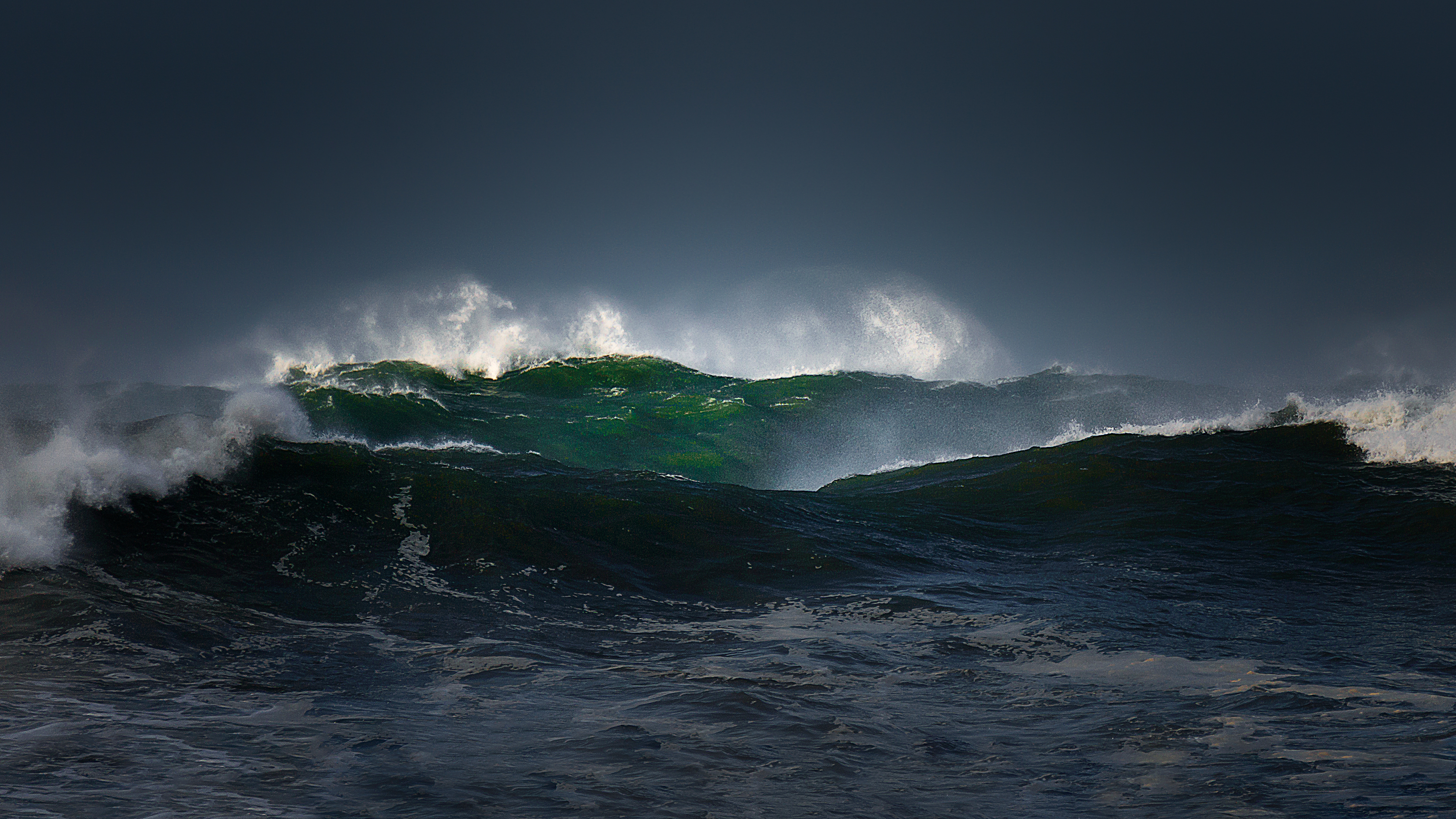 grandes olas con tiempo tormentoso. | Fuente: Shutterstock