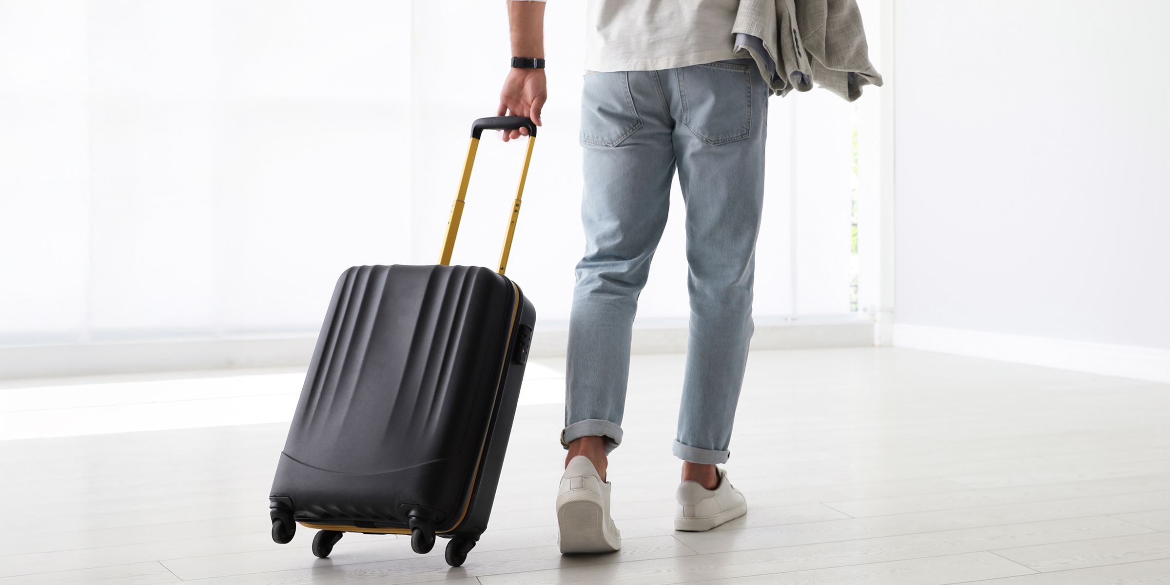 Un hombre con una maleta | Fuente: Shutterstock