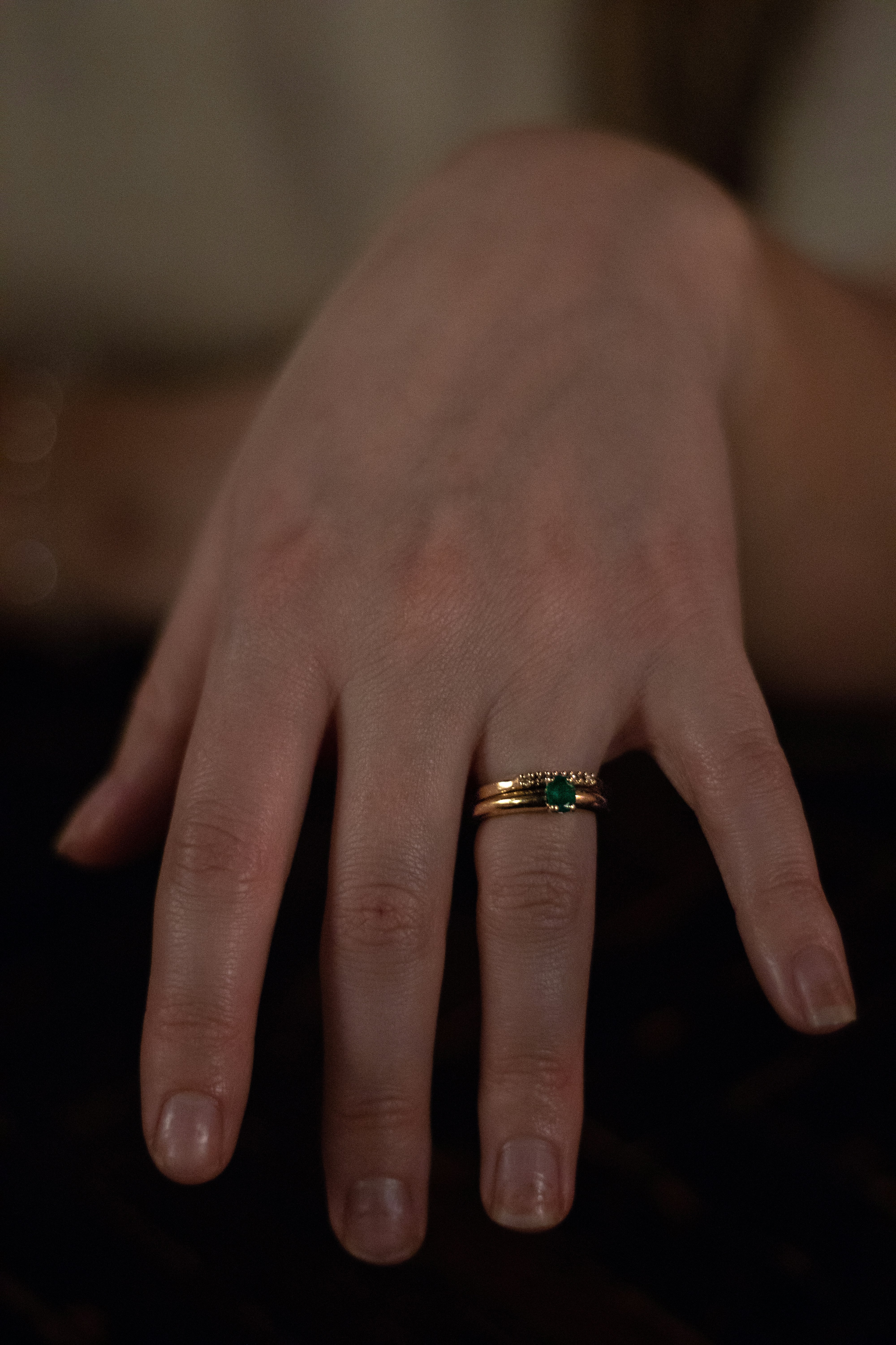 Mujer luciendo un anillo de esmeraldas | Foto: Unsplash