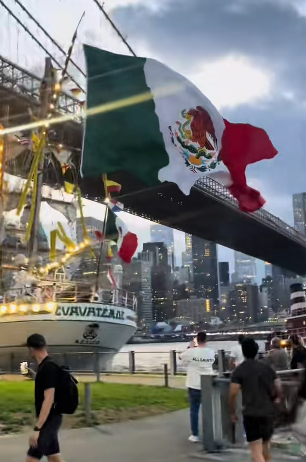 Luego de que el buque mexicano impactó contra el puente de Brooklyn, los espectadores corrieron y otros grabaron lo ocurrido. | Fuente: TikTok/Vlad Moscow.