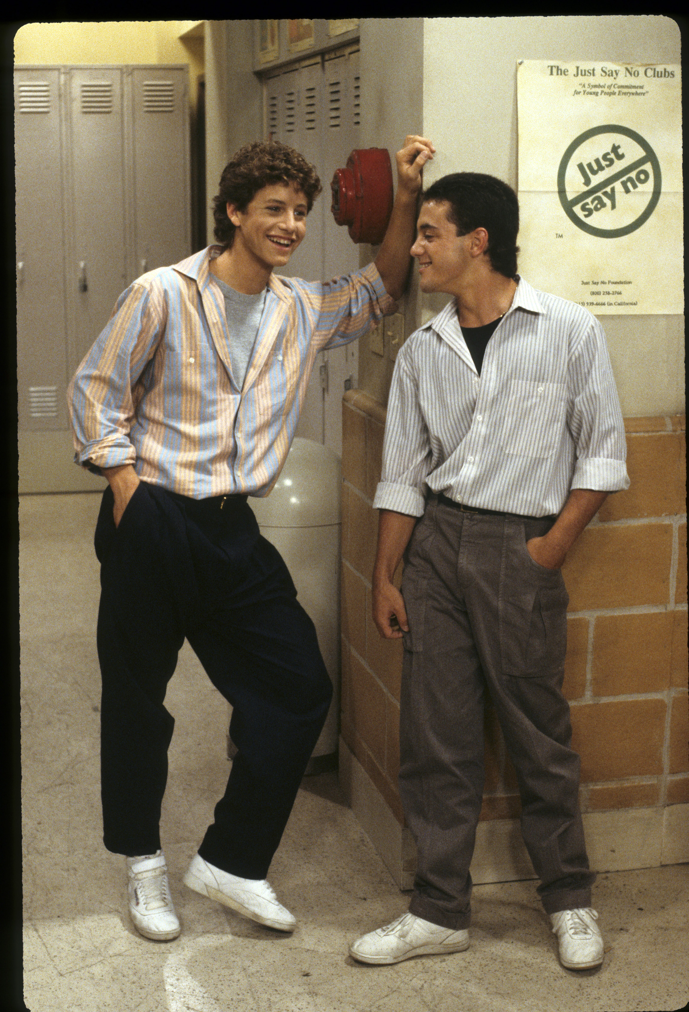 El actor en el set con un compañero el 21 de octubre de 1986 | Fuente: Getty Images