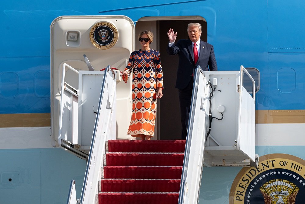 Donald Trump y su esposa Melania desembarcan en Florida el 20 de enero de 2021. | Foto: Getty Images