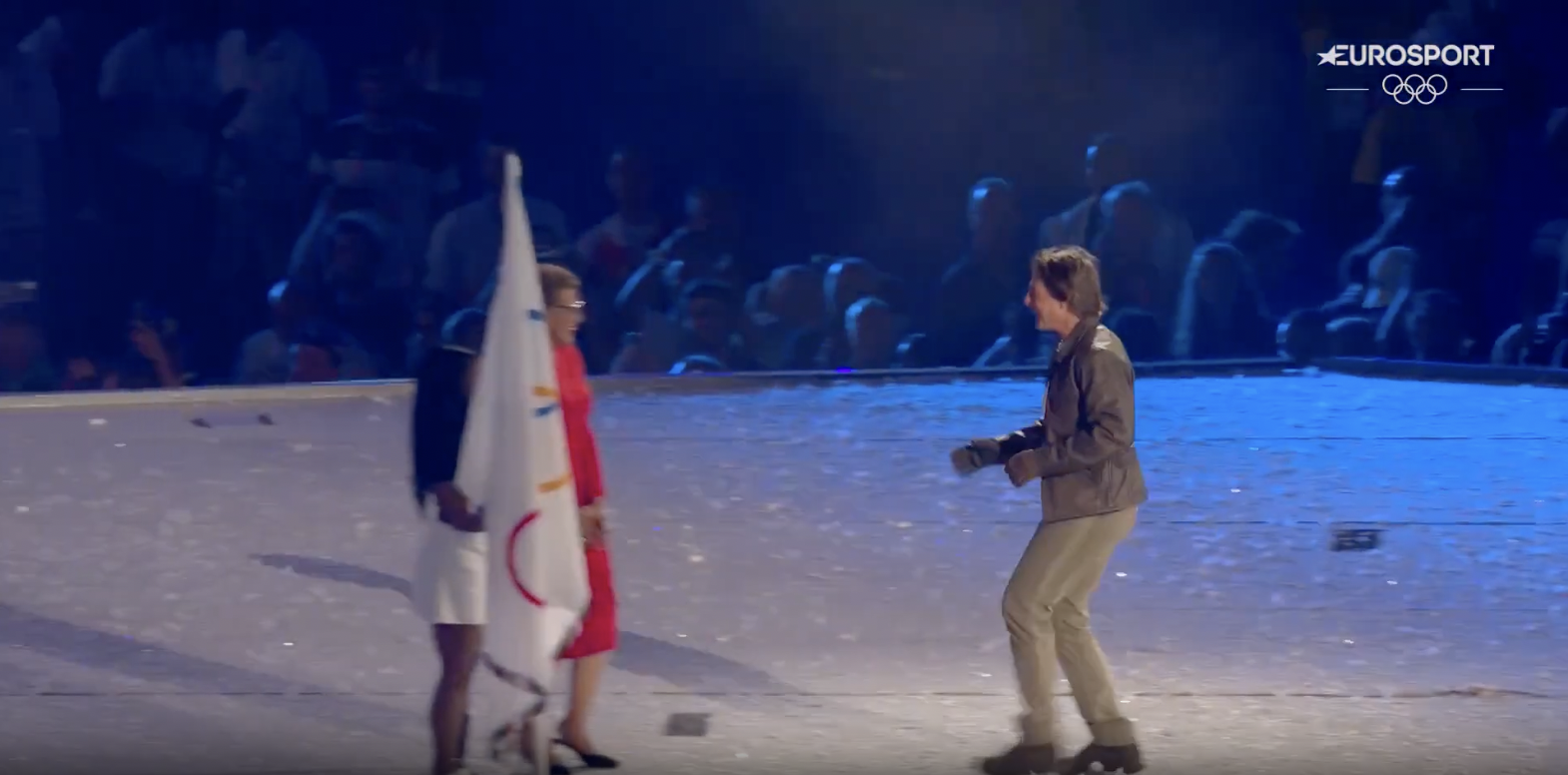 Tom Cruise llegando al escenario principal para tomar la bandera de manos de Simone Biles y Karen Bass, publicado el 12 de agosto de 2024 | Fuente: YouTube/Eurosport