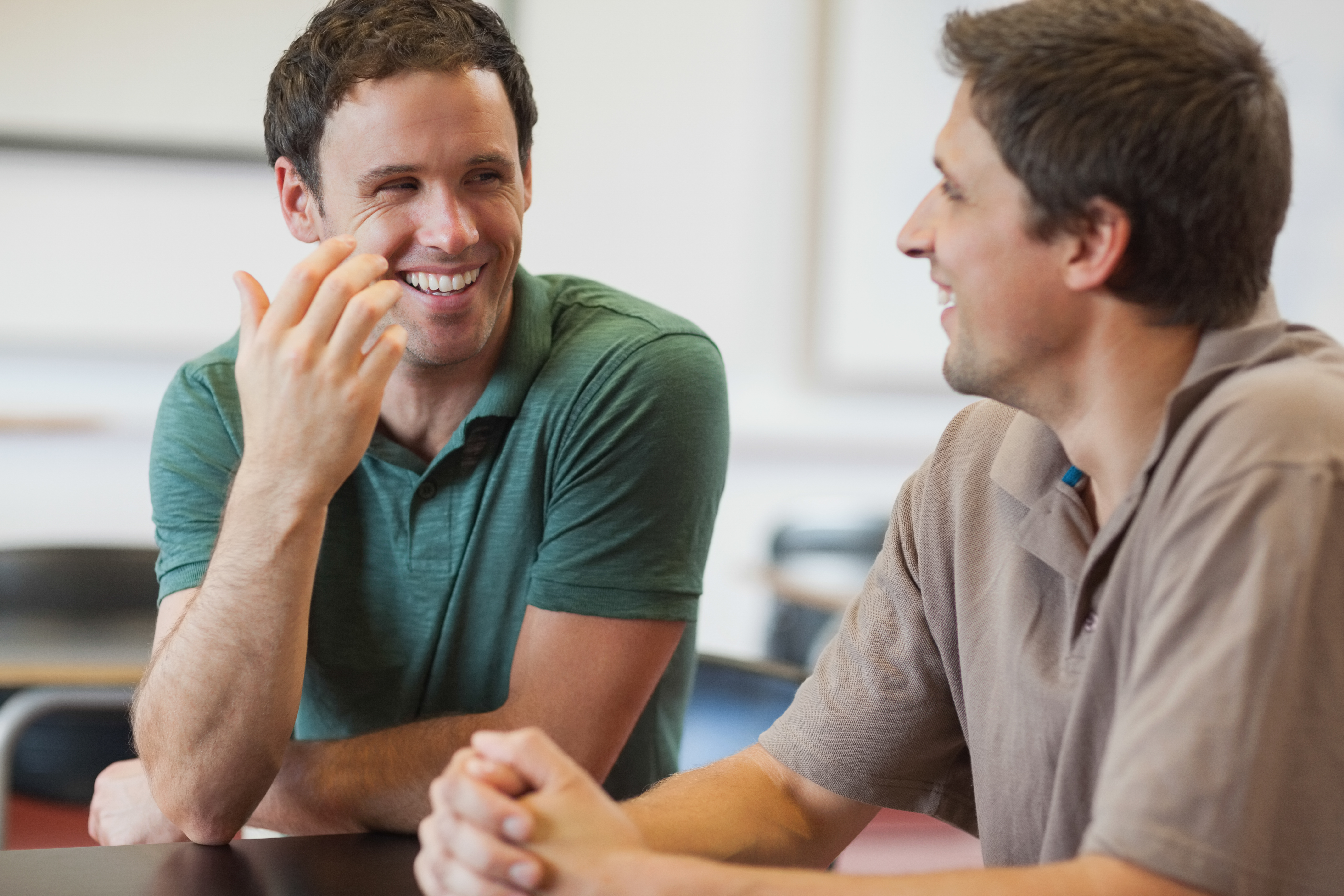 Dos hombres hablando. | Foto: Shutterstock