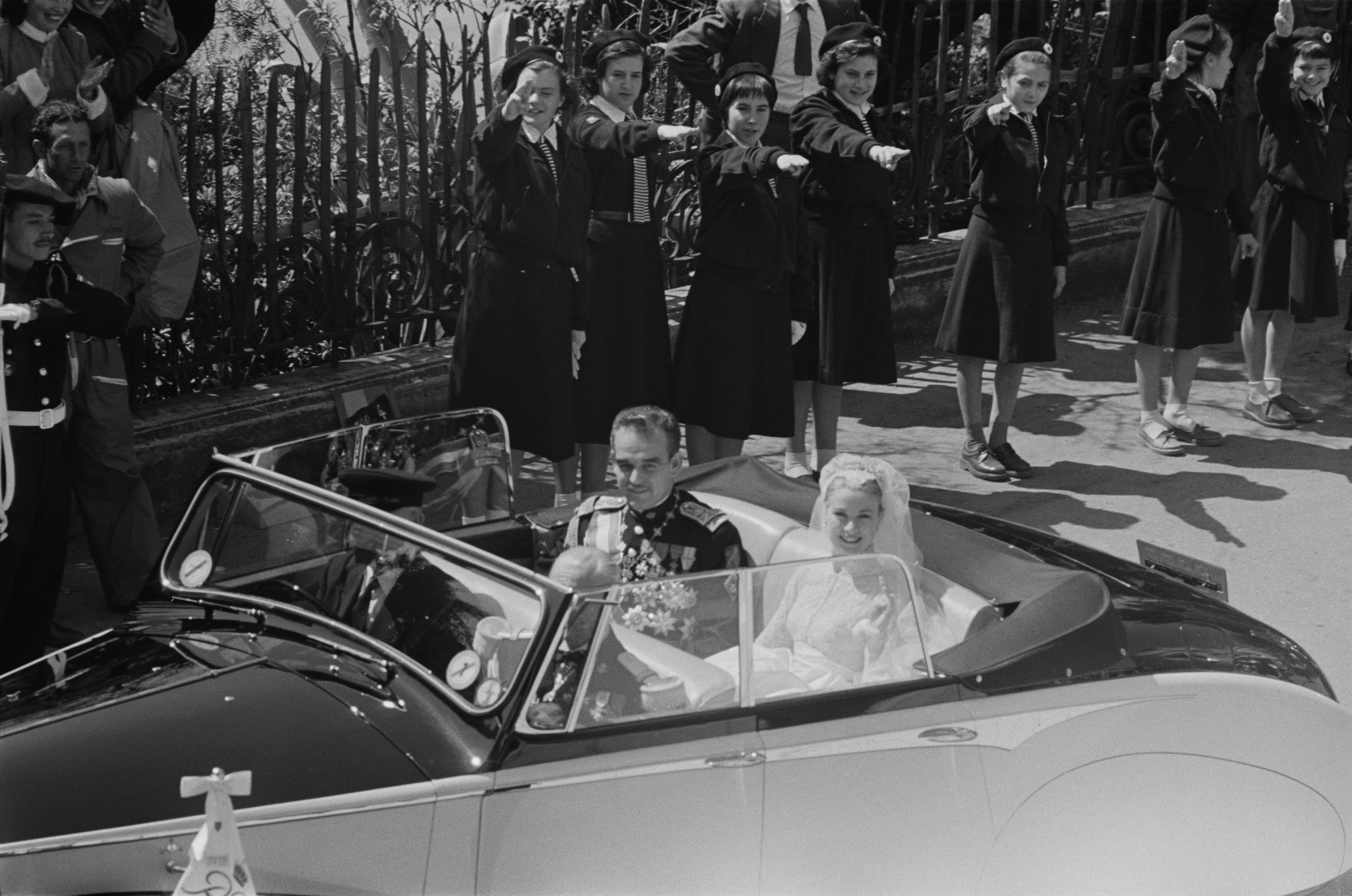 Grace Kelly y el príncipe Rainiero III de Mónaco conduciendo por las calles de Montecarlo tras su boda el 19 de abril de 1956 en Mónaco | Foto: Getty Images