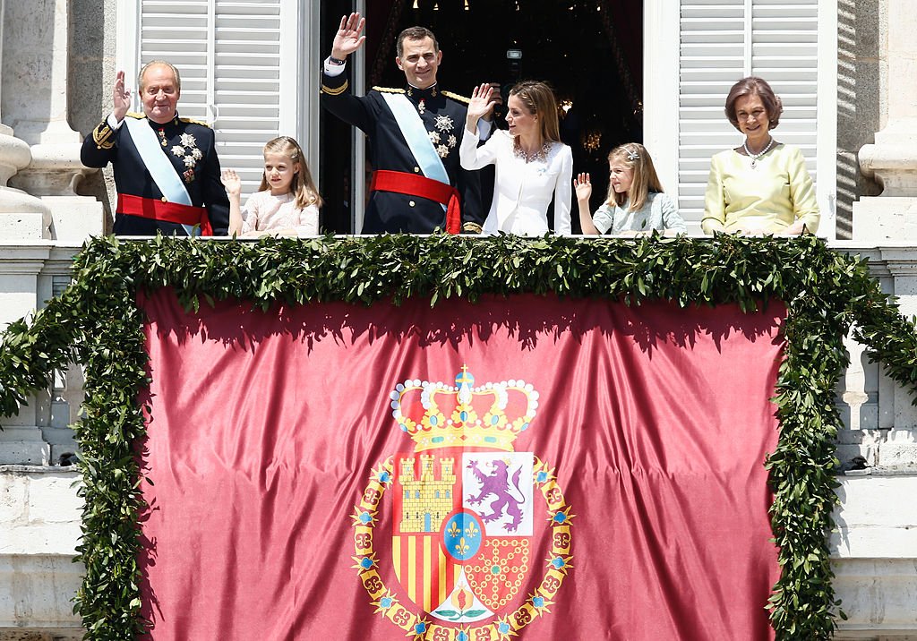 El rey Juan Carlos, la princesa Leonor, el rey Felipe VI, la reina Letizia, la infanta Sofía y la reina Sofía.| Fuente: Getty