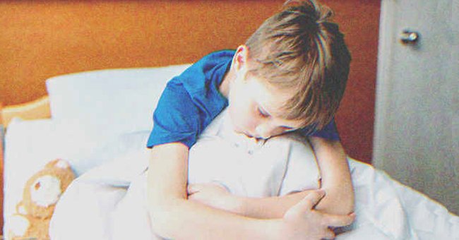 Un niño triste en su cama | Foto: Shutterstock