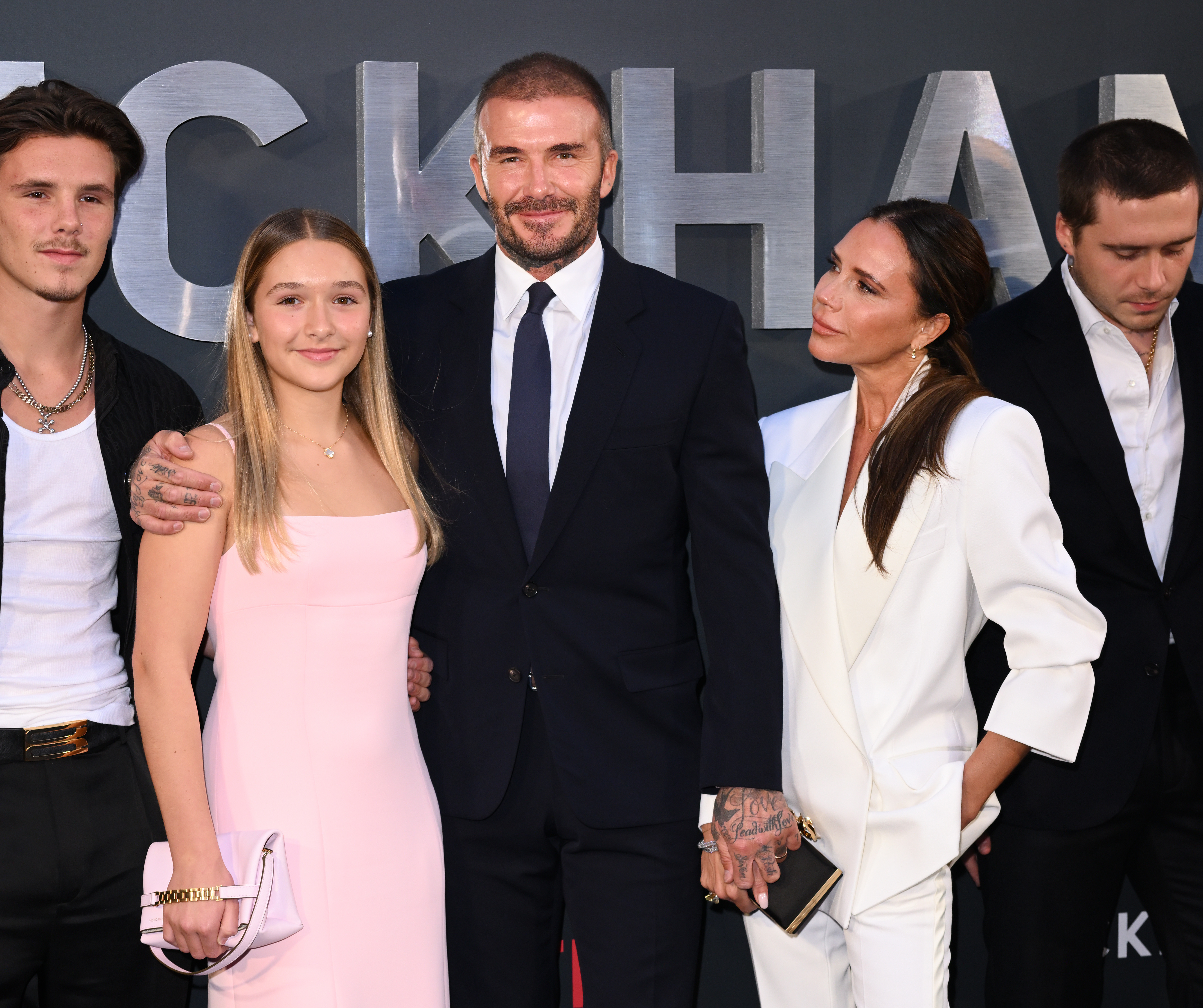 Harper, David y Victoria Beckham asisten a la premiere en el Reino Unido de "Beckham", de Netflix, en The Curzon Mayfair el 3 de octubre de 2023, en Londres, Inglaterra | Foto: Getty Images