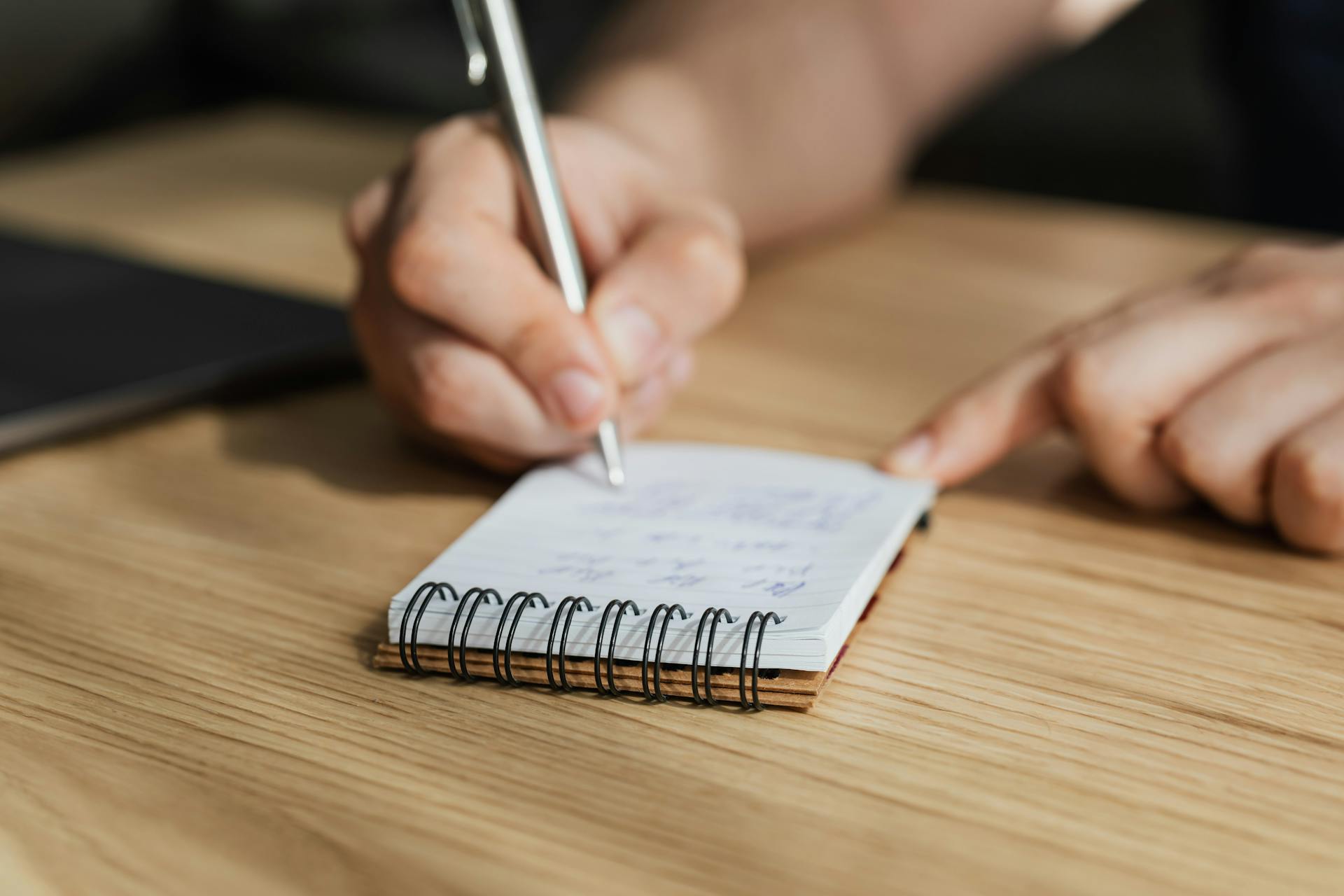 Persona escribiendo una nota | Foto: Pexels