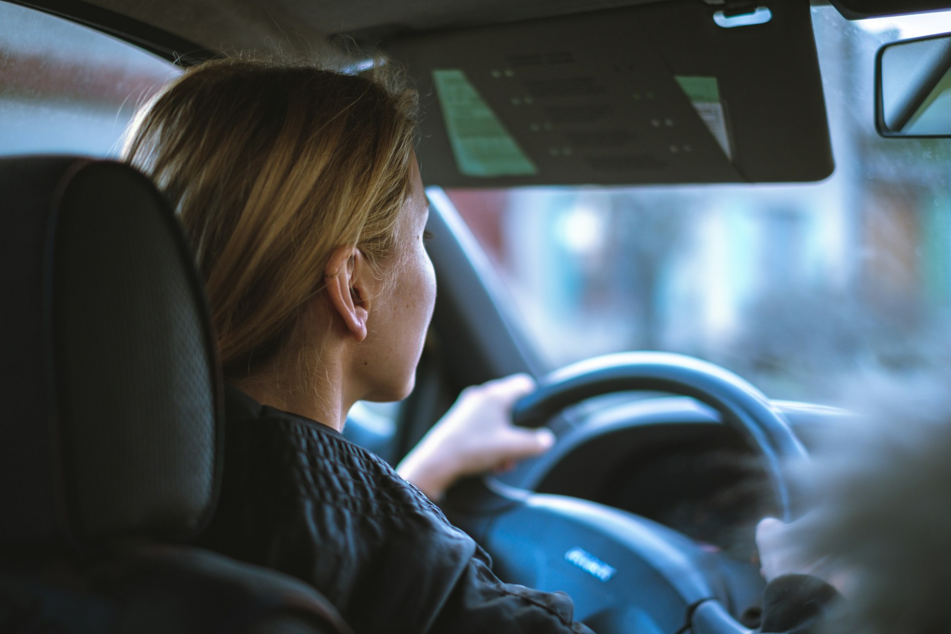 Una mujer conduciendo un automóvil | Fuente: Unsplash