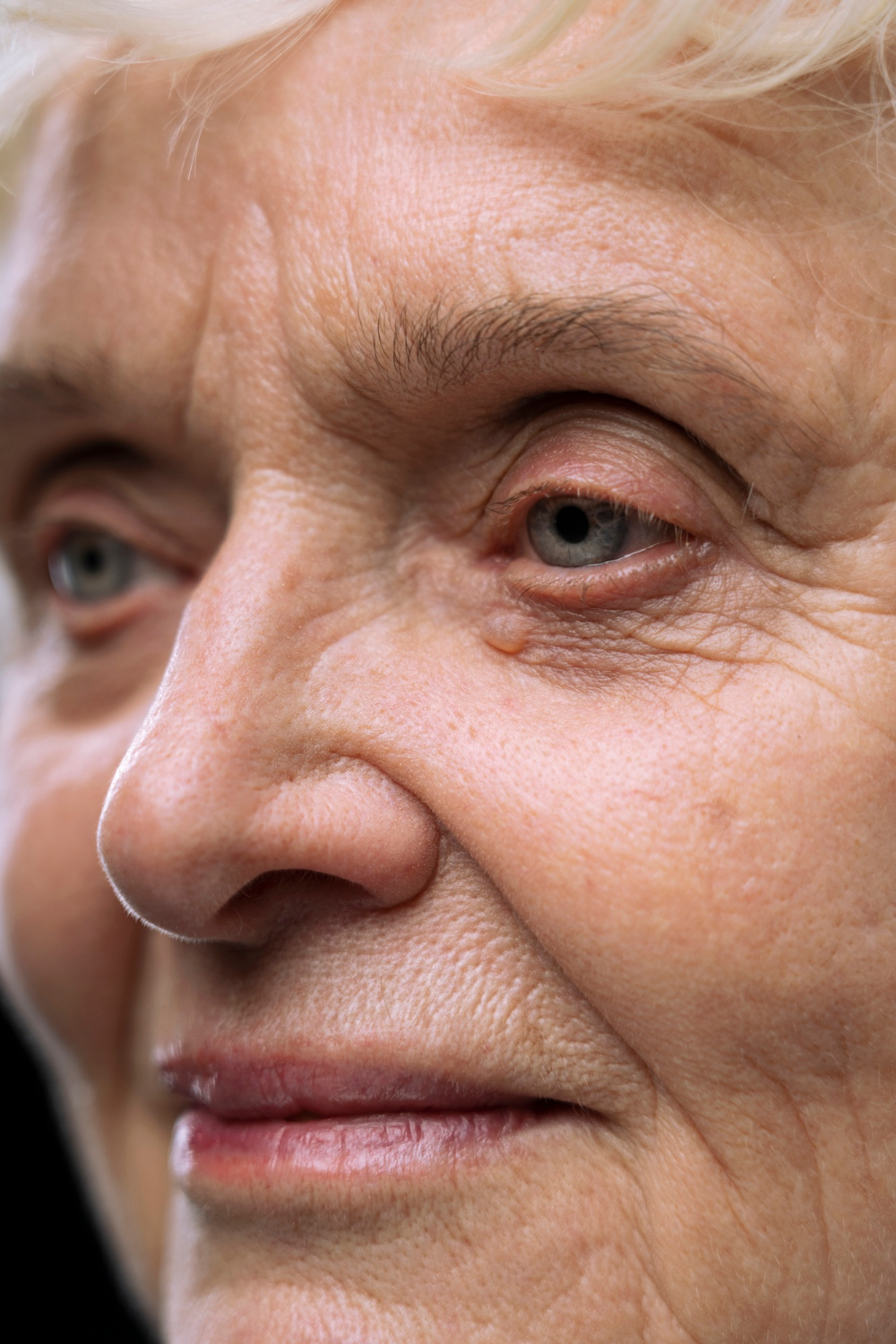 Una mujer mayor emocional | Fuente: Freepik