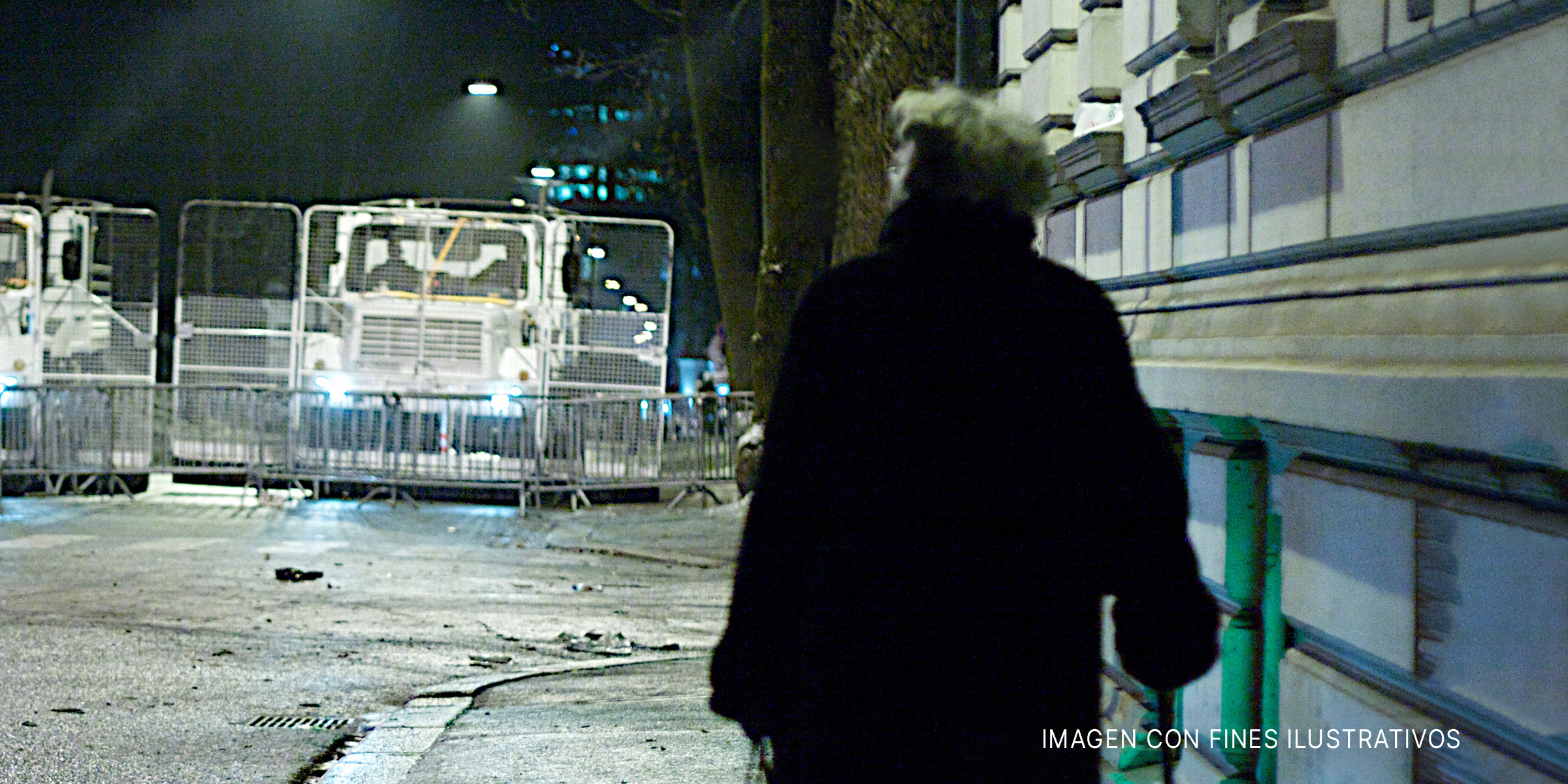 Persona en la calle de noche. | Foto: Flickr.com/Egil Fujikawa Nes (CC BY 2.0)