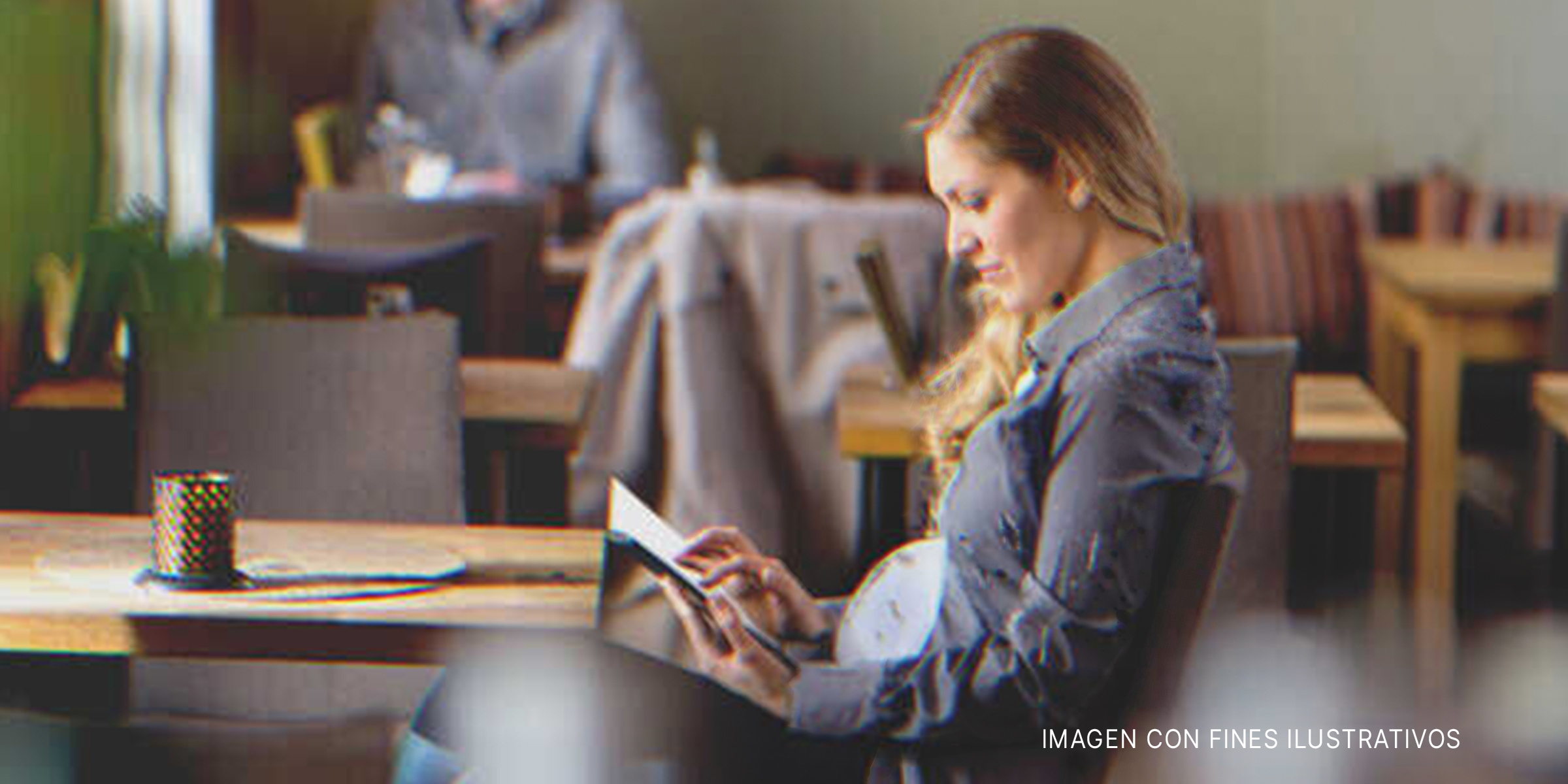 Mujer embarazada en un café. | Foto: Shutterstock