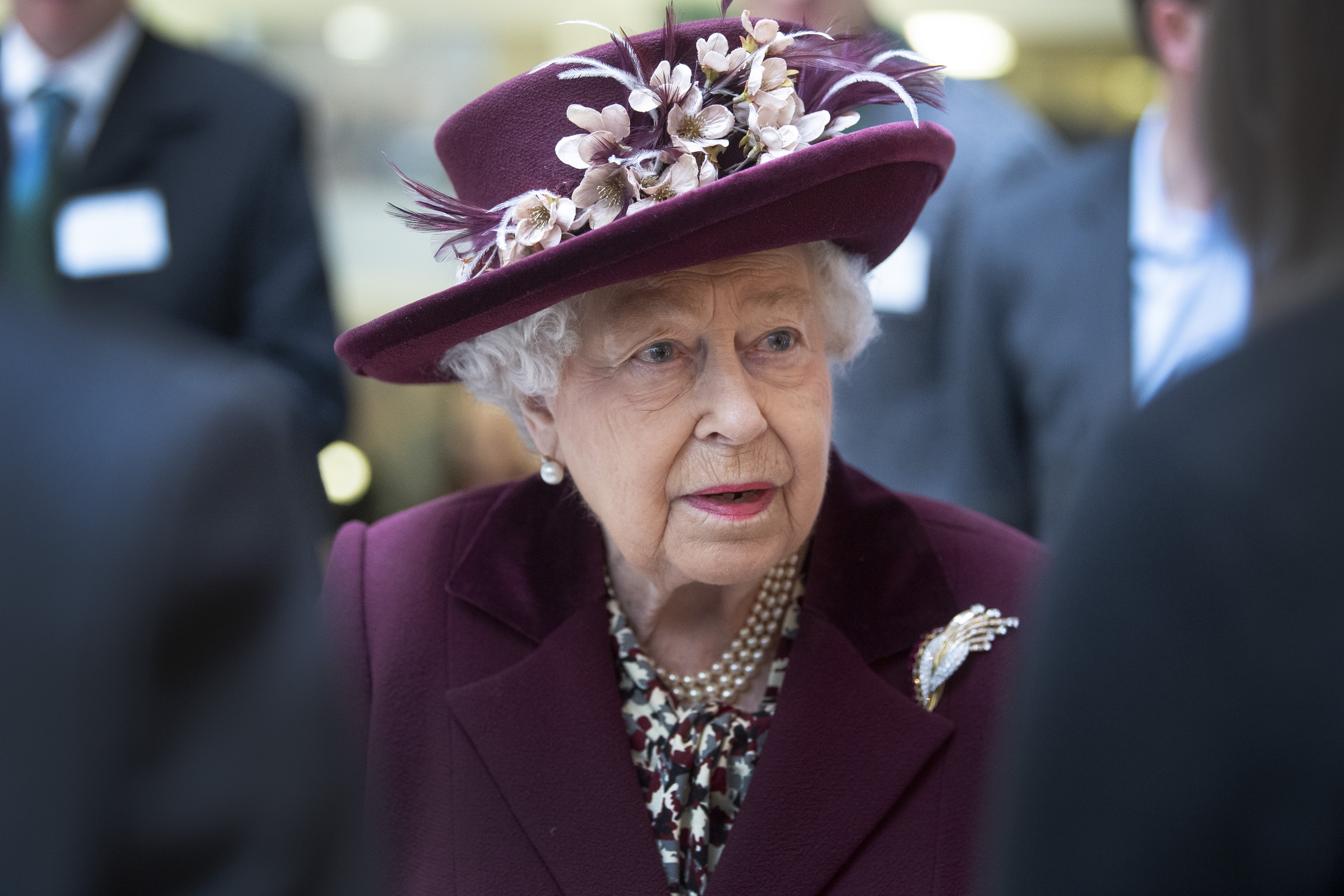 La Reina Elizabeth II habla con oficiales del MI5 durante una visita a la sede del MI5 en Thames House el 25 de febrero de 2020 en Londres, Inglaterra. | Foto: Getty Images