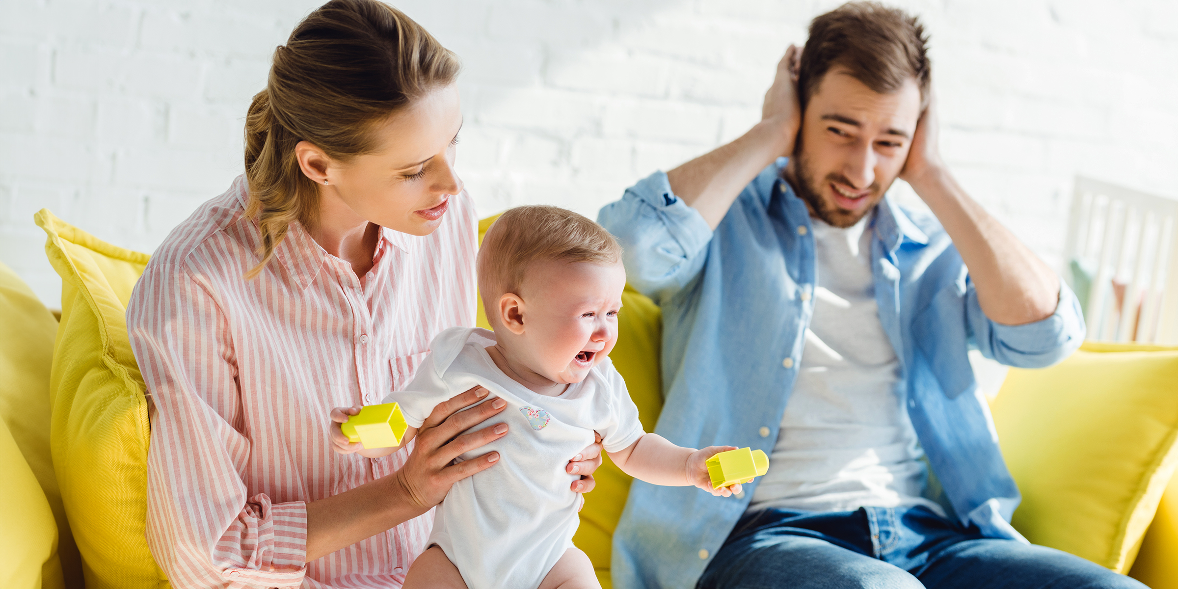 Una pareja con su bebé | Fuente: Shutterstock