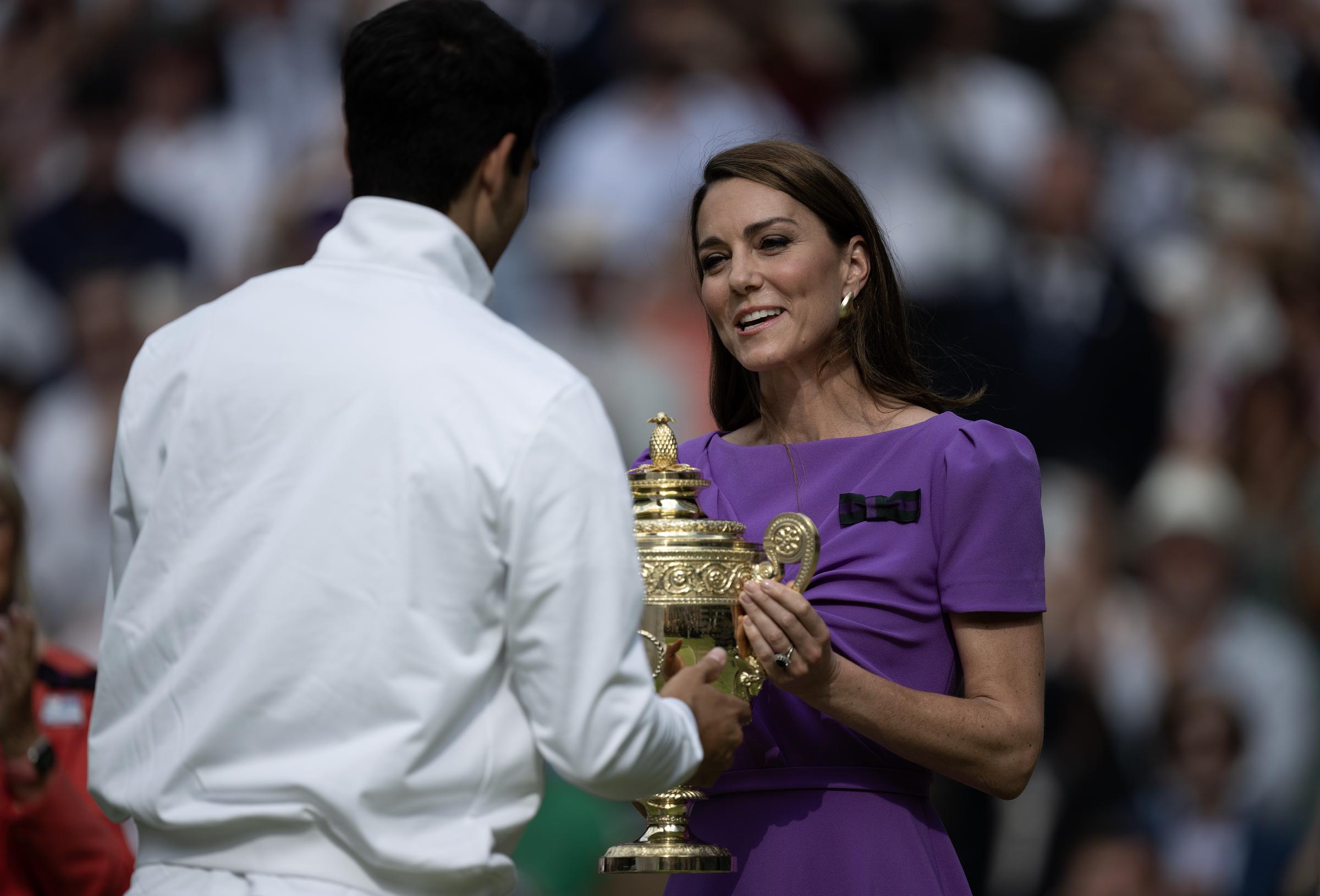 Kate Middleton entrega a Carlos Alcaraz el trofeo de ganador en The Championships Wimbledon 2024 el 14 de julio de 2024, en Londres, Inglaterra | Fuente: Getty Images