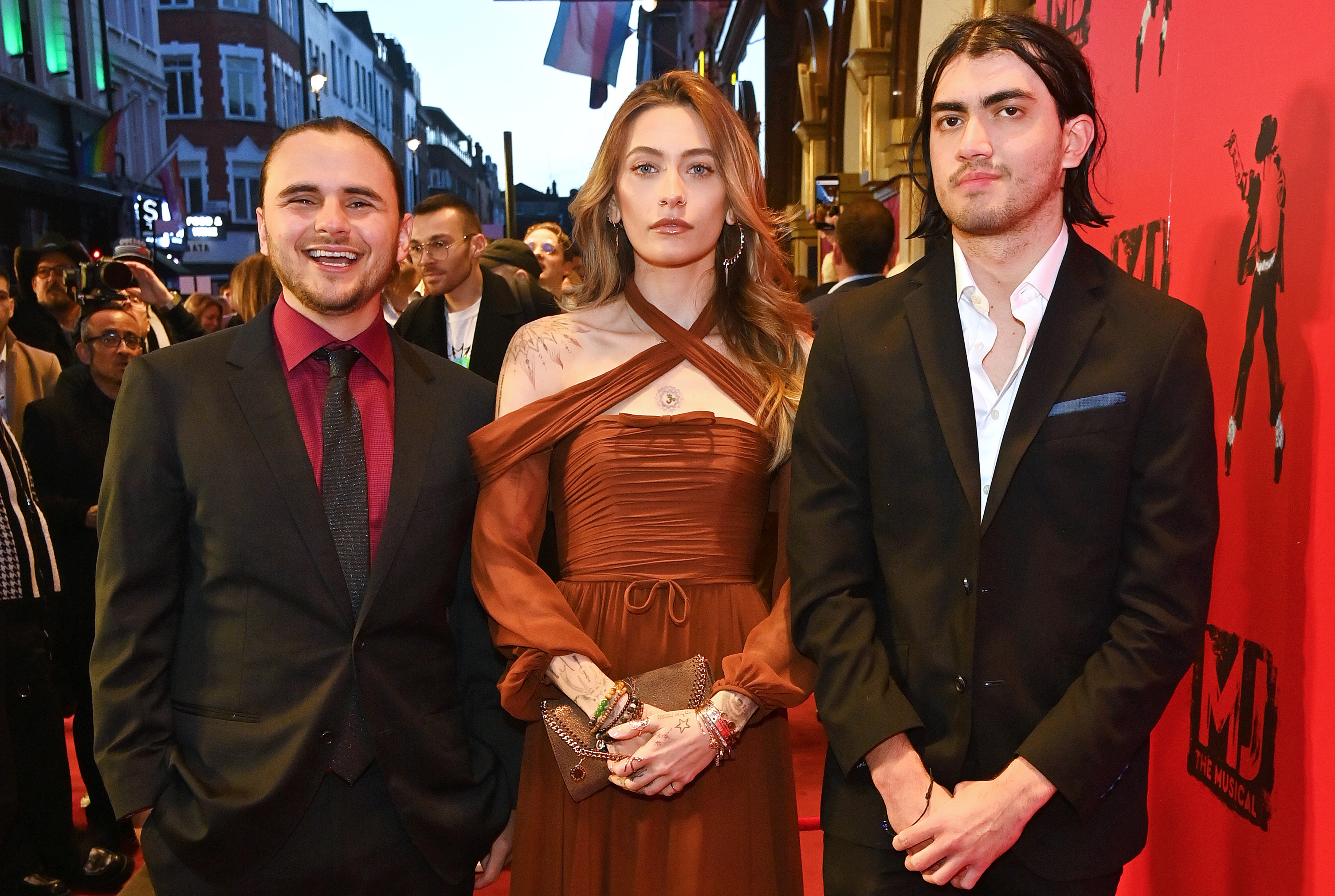 Prince, Paris y Bigi Jackson asisten al estreno de "MJ: The Musical" en el Teatro Prince Edward de Londres, Inglaterra, el 27 de marzo de 2024 | Fuente: Getty Images