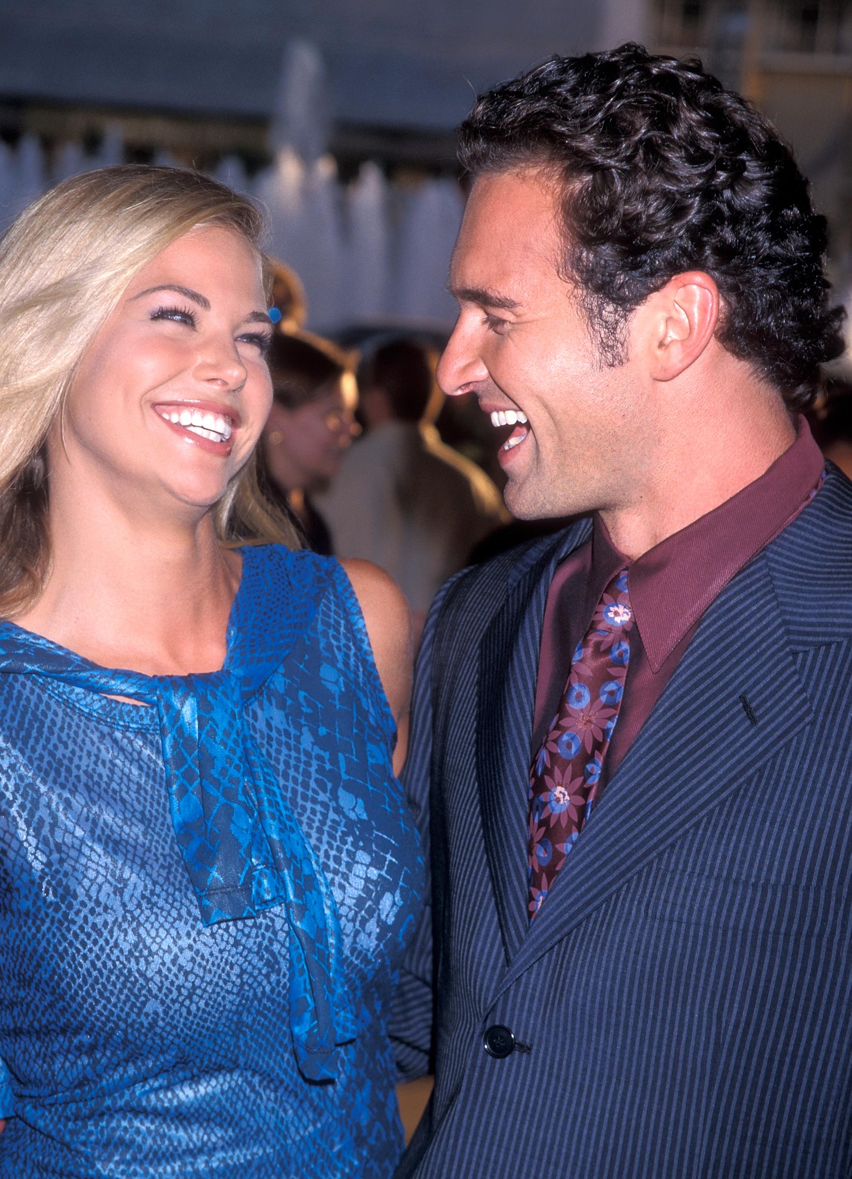 Brooke Burns y Julian McMahon asisten al estreno de "Why Do Fools Fall in Love" en Century City el 26 de agosto de 1998, en los Cineplex Odeon Century Plaza Cinemas de Century City, California | Fuente: Getty Images