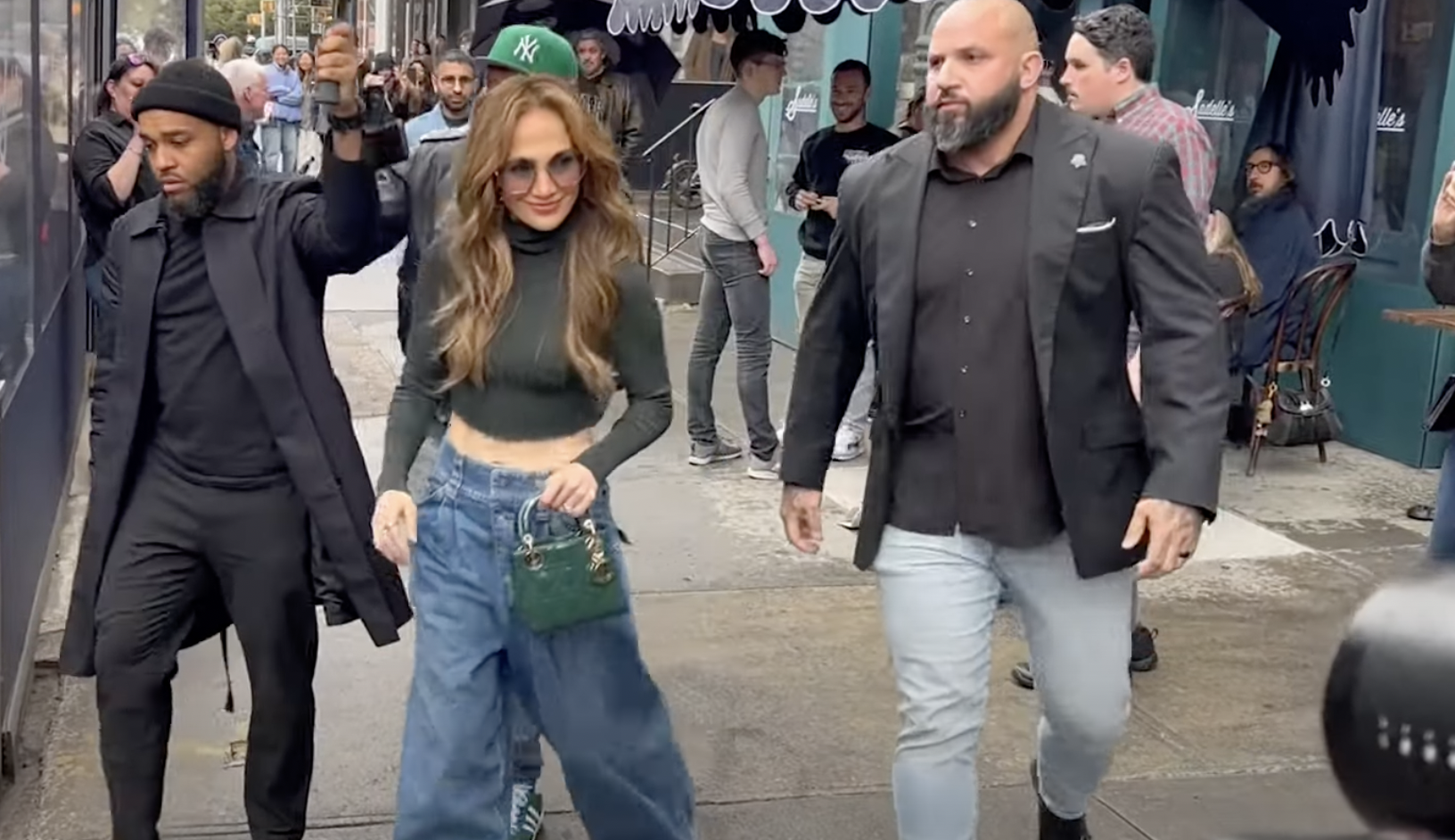 Jennifer Lopez fotografiada saliendo del restaurante Sadelle's en Nueva York | Fuente: YouTube/HollywoodPipeline